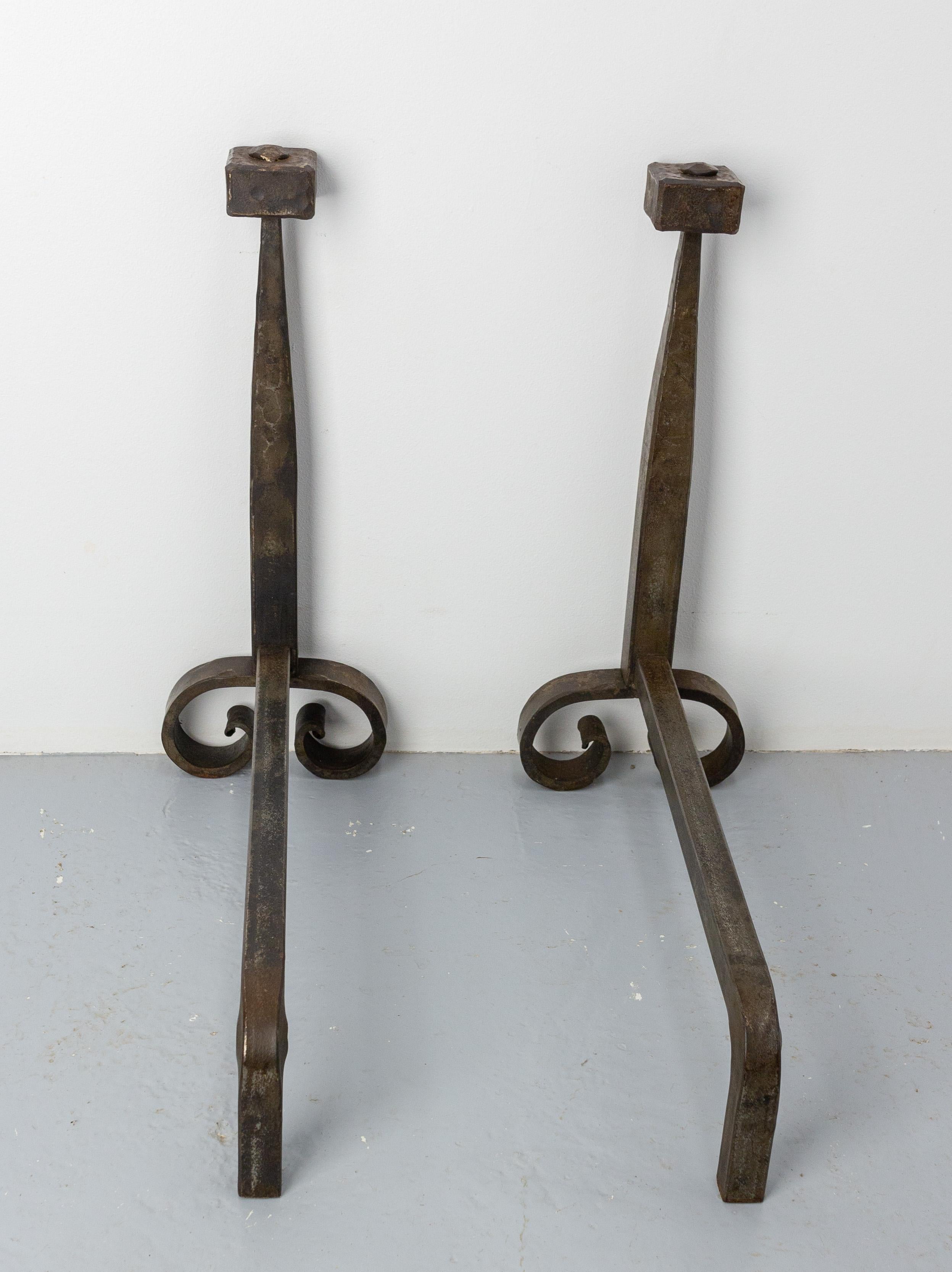 Paar von andirons des périod Mid-century modern
Schmiedeeiserne Feuerböcke
Französisch um 1960.
Guter Zustand

Versand:
52 / 30.5 / 50 cm 14 kg
    