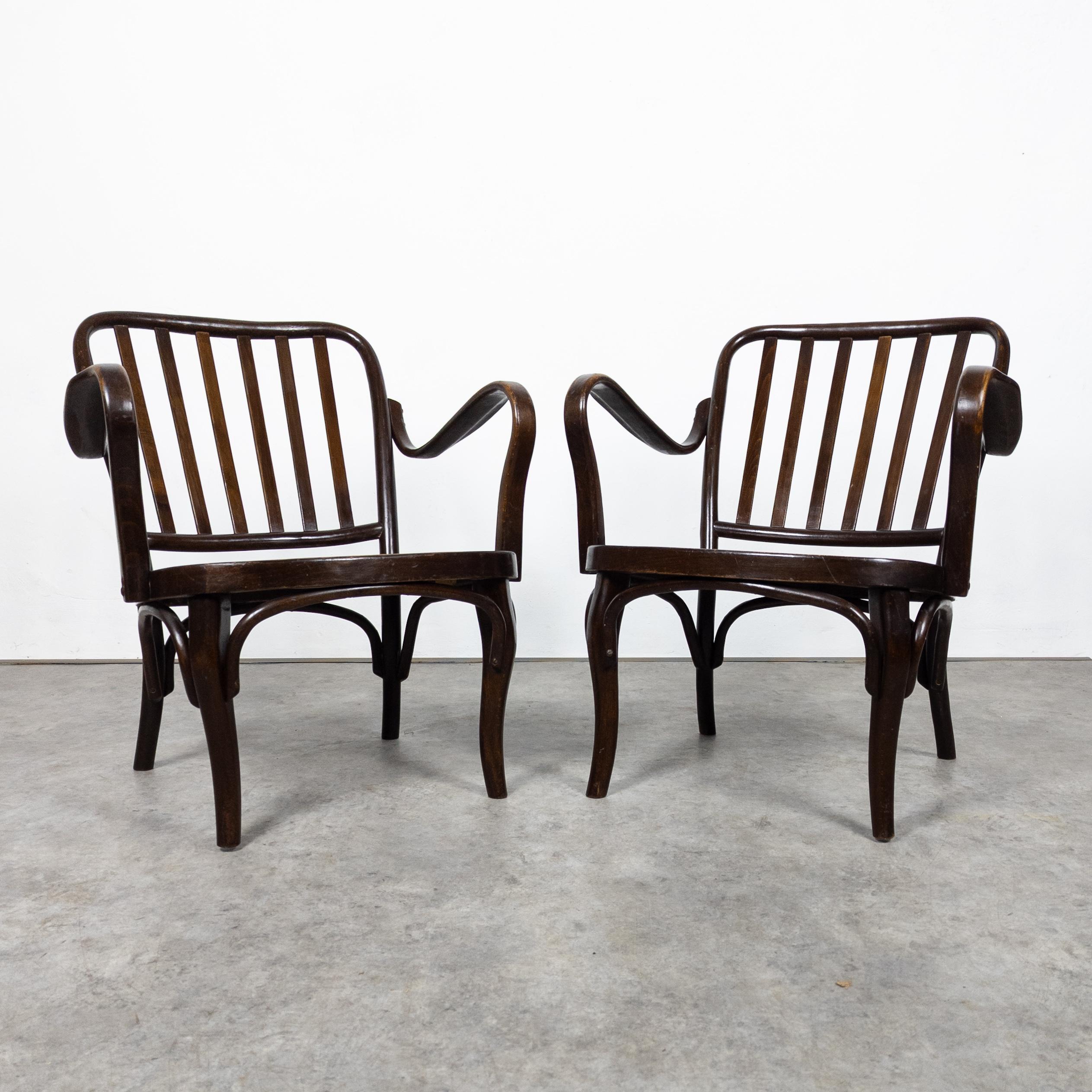 Le fauteuil Thonet A 752 est une pièce classique qui incarne l'élégance intemporelle. Conçus par Josef Frank, Vienne, vers 1930, fabriqués par la célèbre société Thonet, ces fauteuils illustrent la technique emblématique du bois courbé, avec des