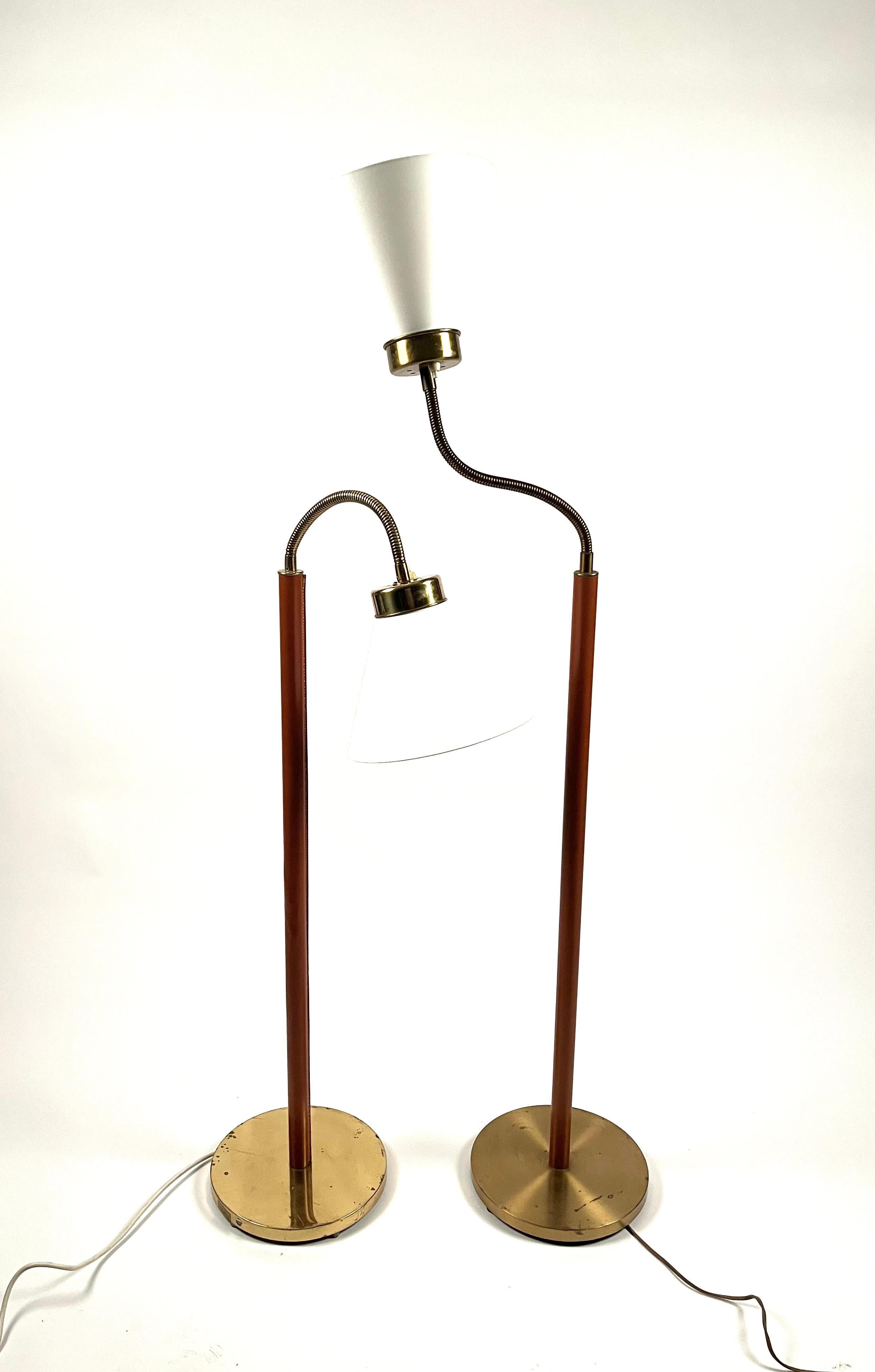 Deux lampadaires 1838 conçus par Josef Frank  1934 pour l'entreprise suédoise emblématique Firma Svenskt Tenn à Stockholm.
Cadre en laiton et cuir cognac.
Différentes hauteurs de lampes. L'un est plus long de 5 cm que l'autre.
Nouveaux abat-jour