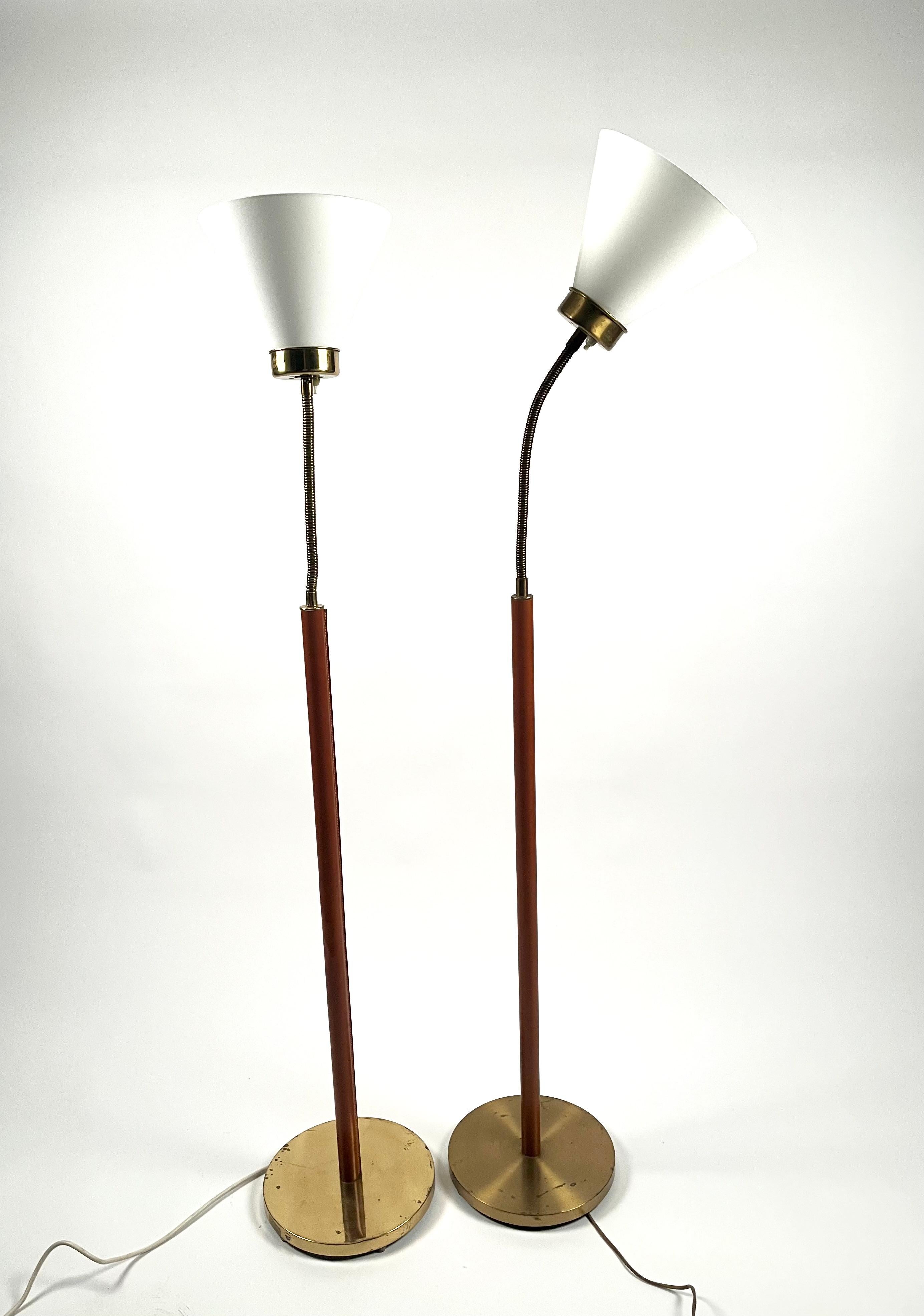 Scandinave moderne Paire de lampadaires Firma Svenskt Tenn 1838 de Josef Frank, Suède en vente