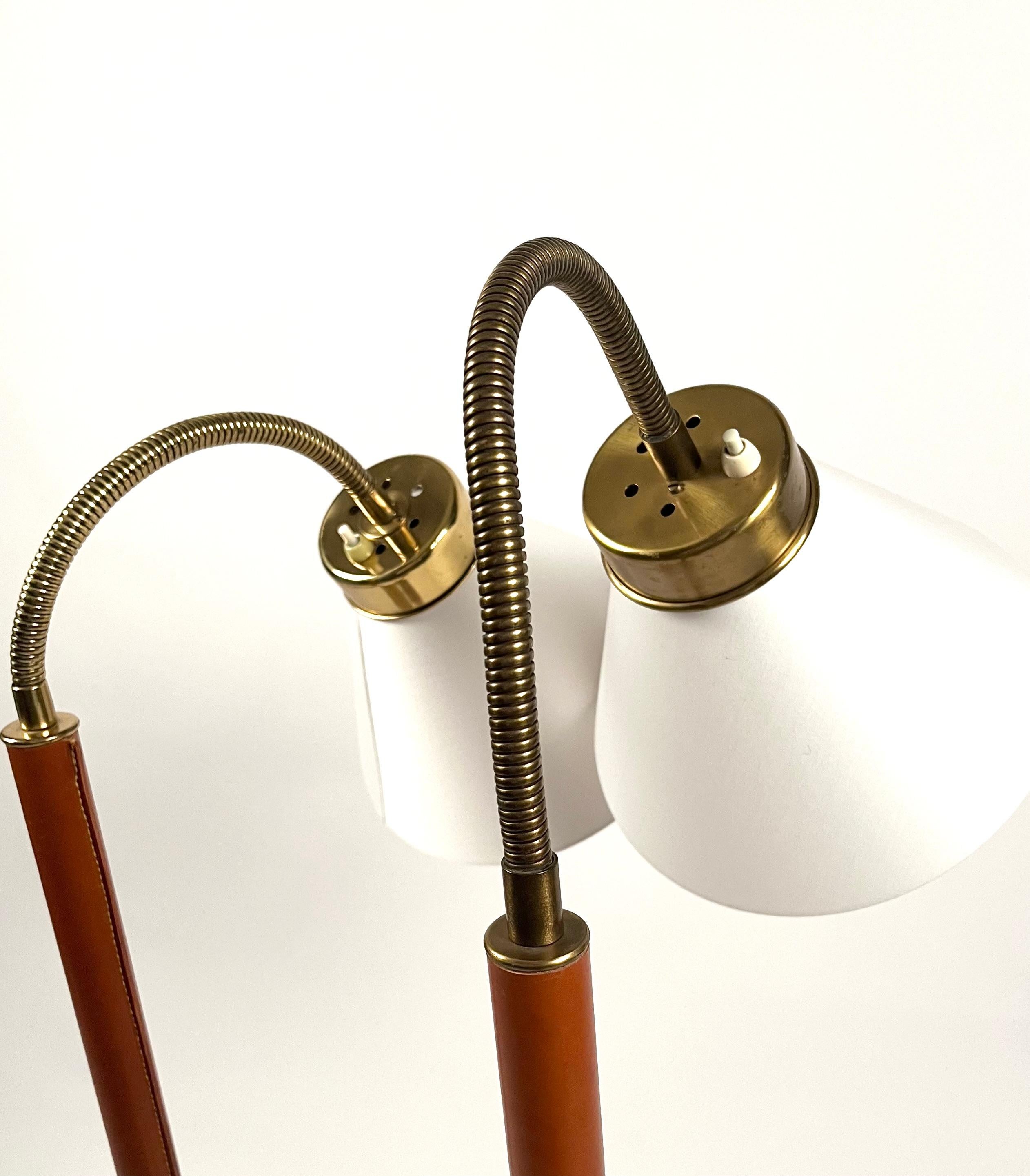 Laiton Paire de lampadaires Firma Svenskt Tenn 1838 de Josef Frank, Suède en vente