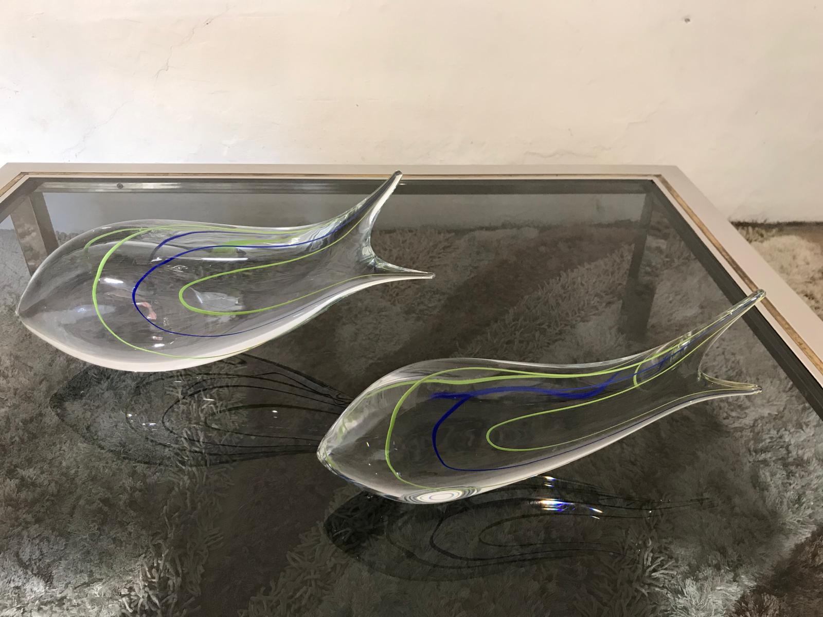 Vintage  Pareja de Esculturas de Animales Peces Suecos en Vidrio Artístico de Suecia en vidrio transparente con rayas verdes y azules, en Excelente estado.
Dimensiones: 40x5x19cm
                      35x4x16