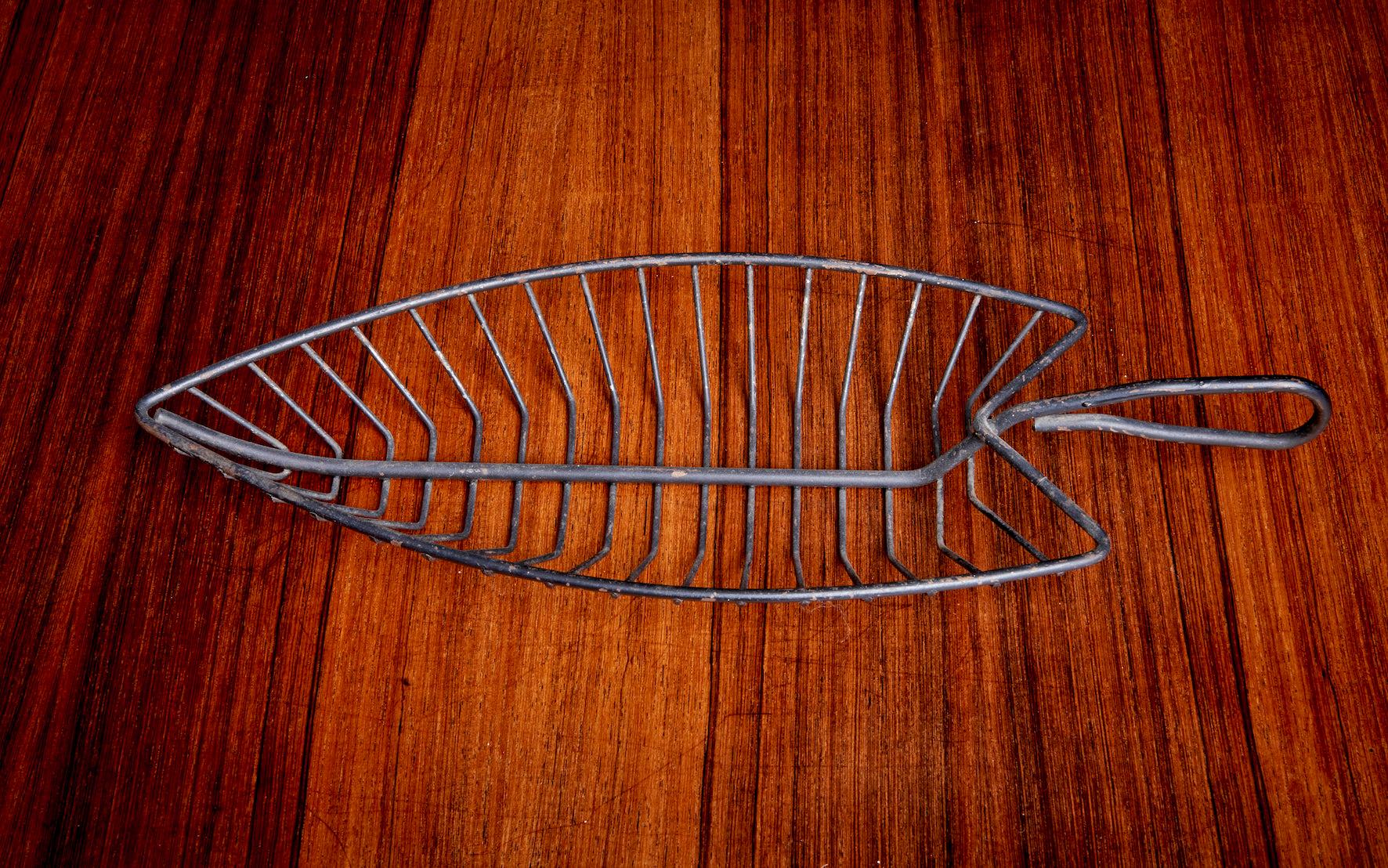 Paire de bols décoratifs en fil de fer en forme de poisson.
Les mesures pour le plus petit sont : 16.5cm / 6.5