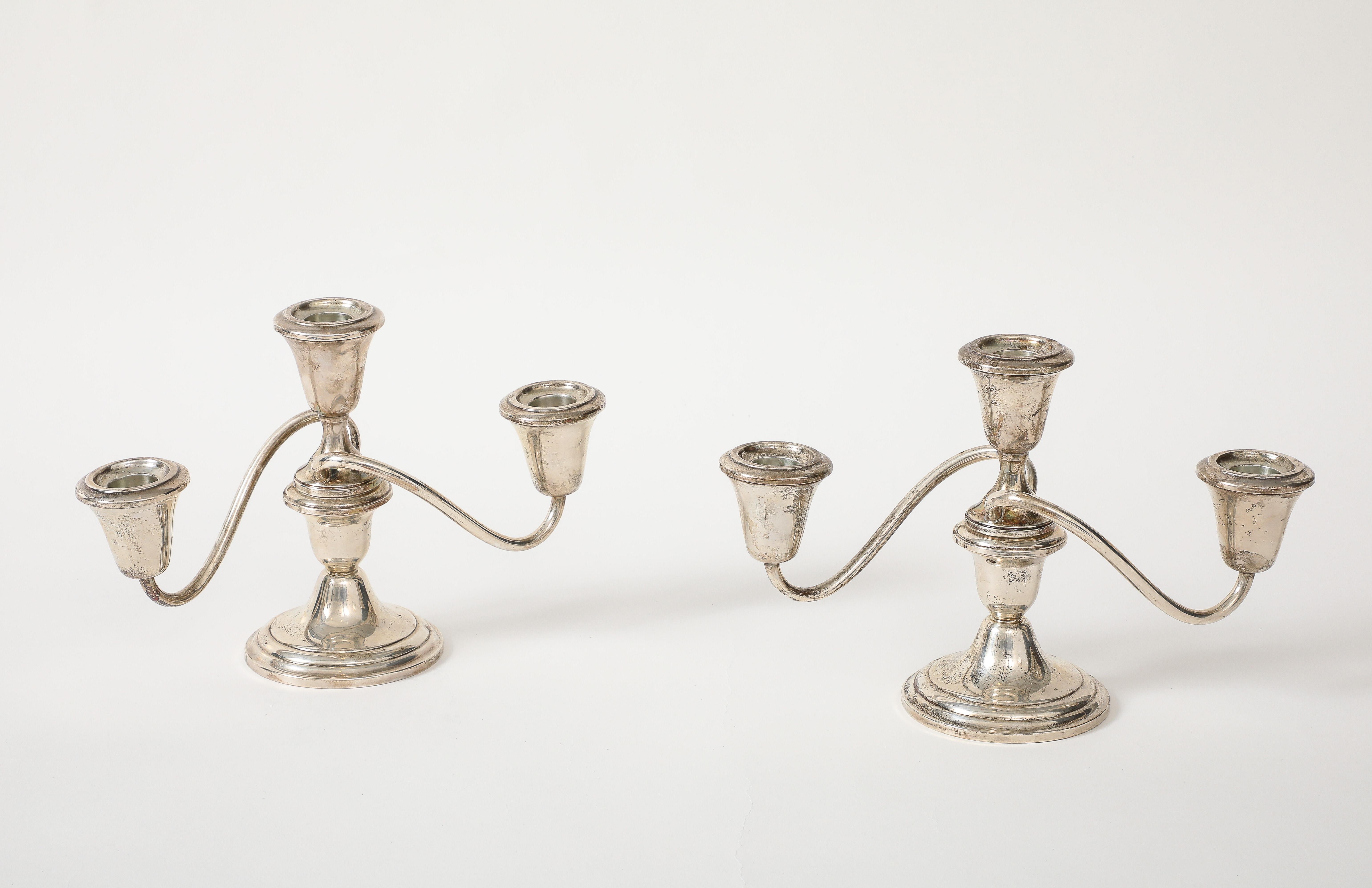Hollywood Regency Coppia di candelabri in argento Fisher Silversmiths in vendita