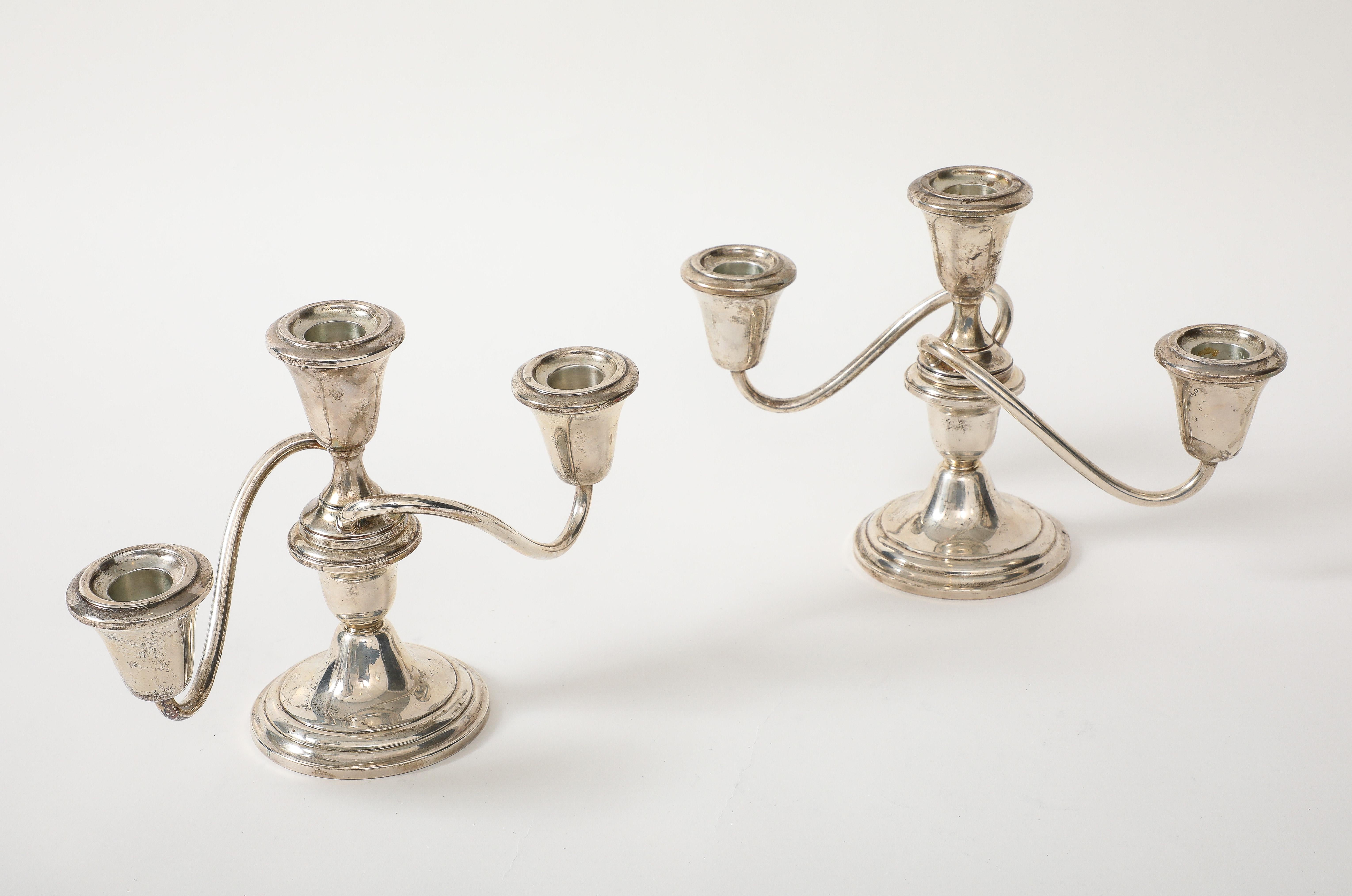 Coppia di candelabri in argento Fisher Silversmiths In condizioni buone in vendita a New York, NY