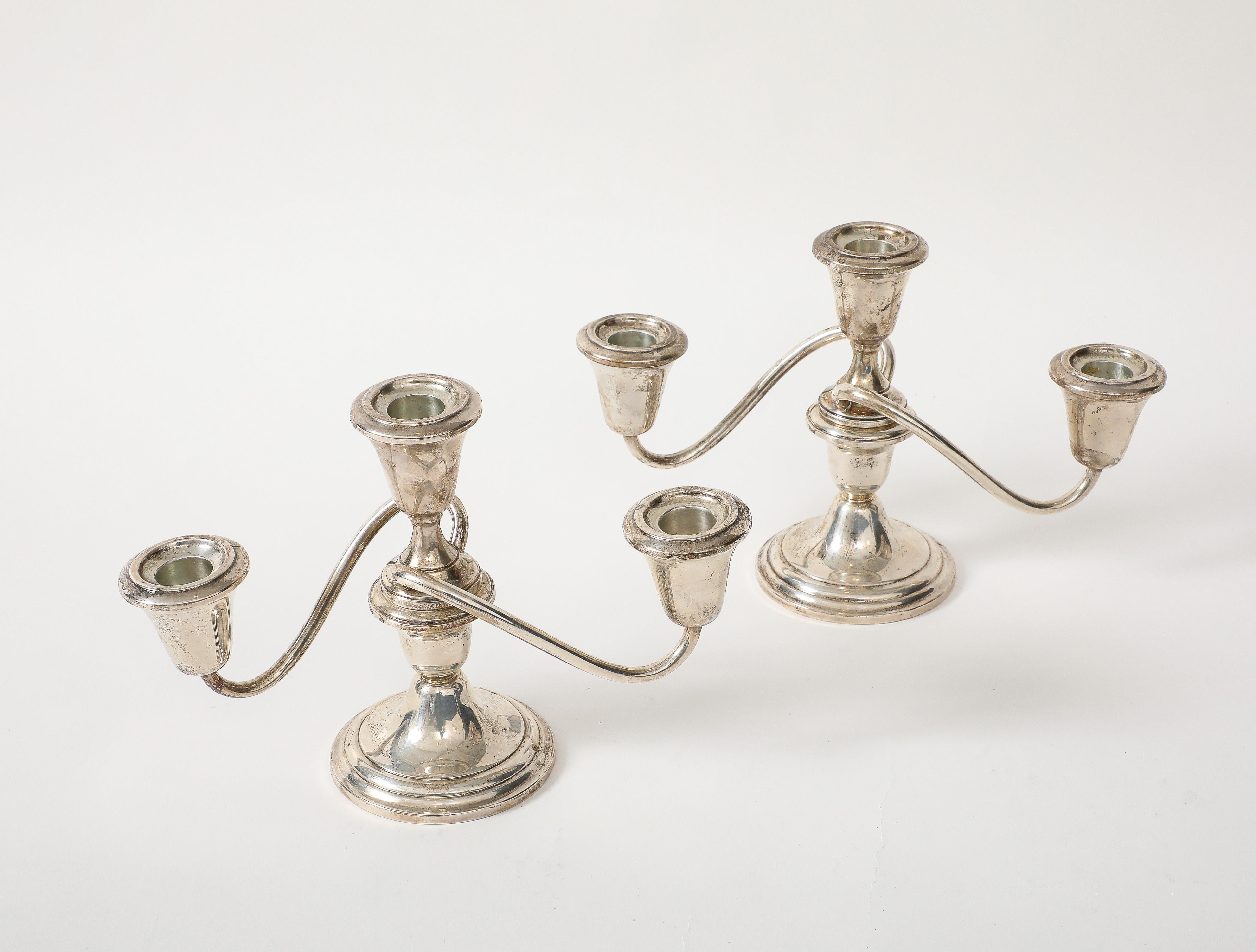 XX secolo Coppia di candelabri in argento Fisher Silversmiths in vendita