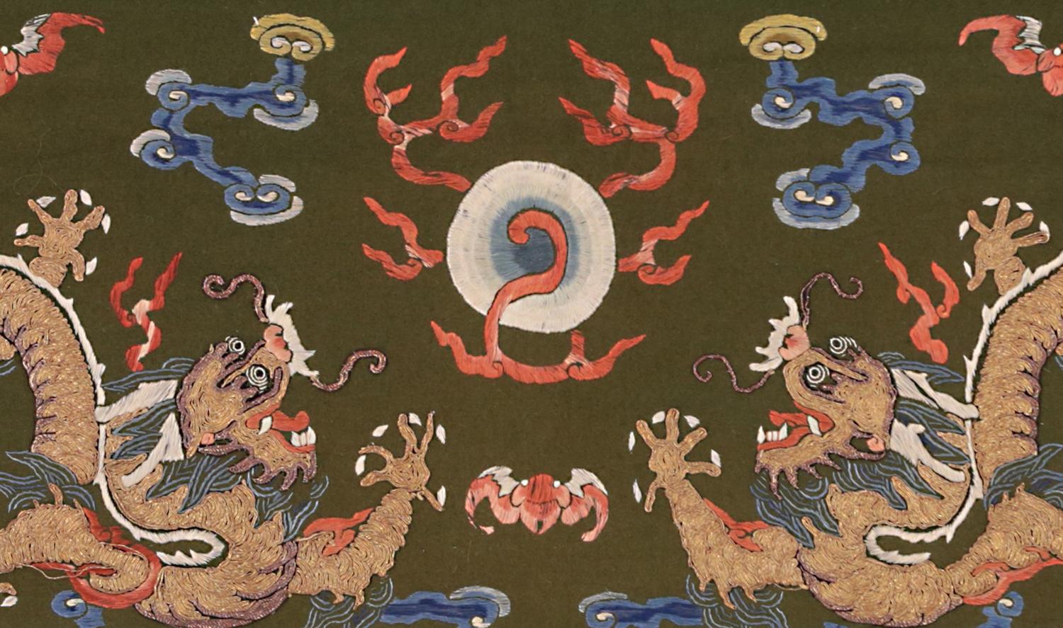 Diese einzigartigen und prächtigen Textilpaare mit ihrem unverwechselbaren Design können Sie für lange Zeit faszinieren. Mythische Drachen, die auf diesen Textilien abgebildet sind, spielten in der chinesischen Geschichte stets eine wichtige Rolle.