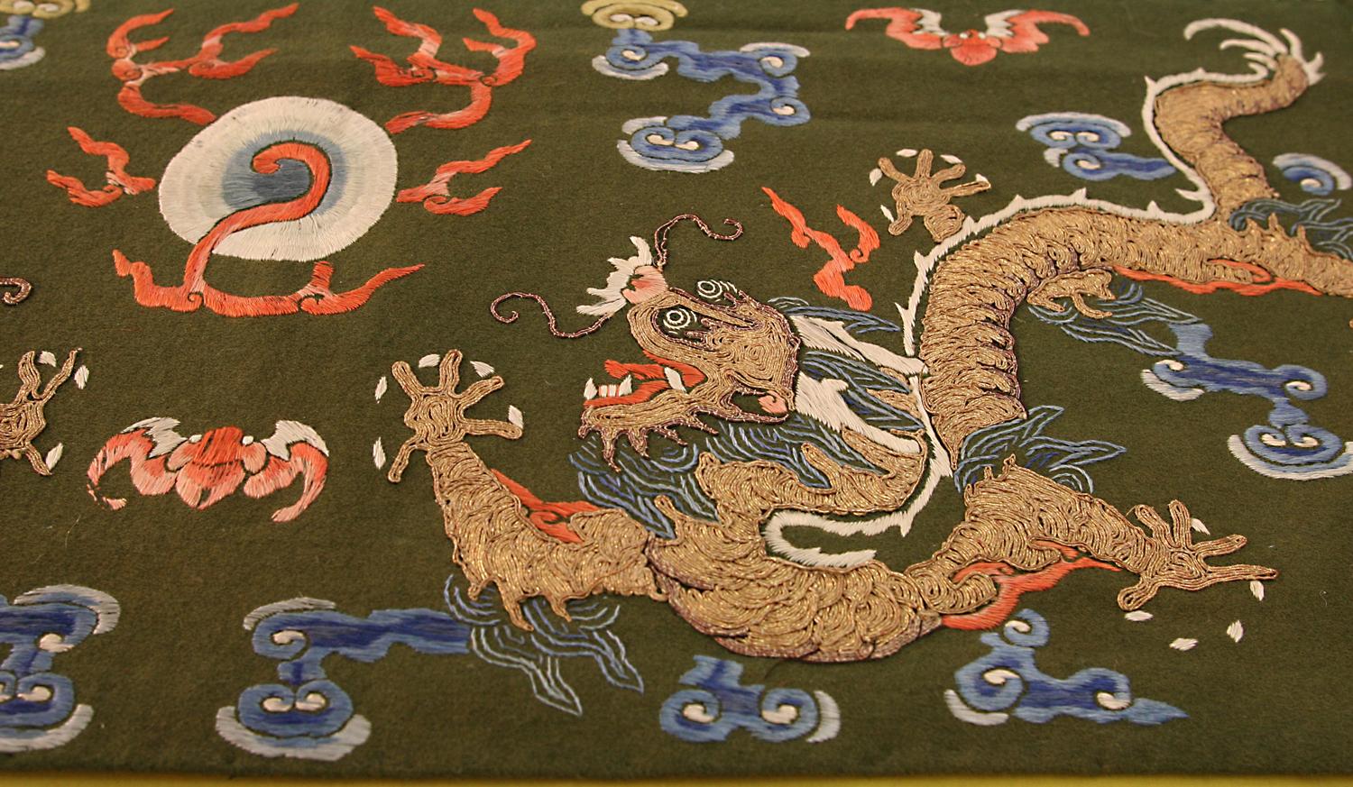 Paar von fünf Klauen Drachen Design Seide & Metall Chinesisch Textil (Bestickt) im Angebot