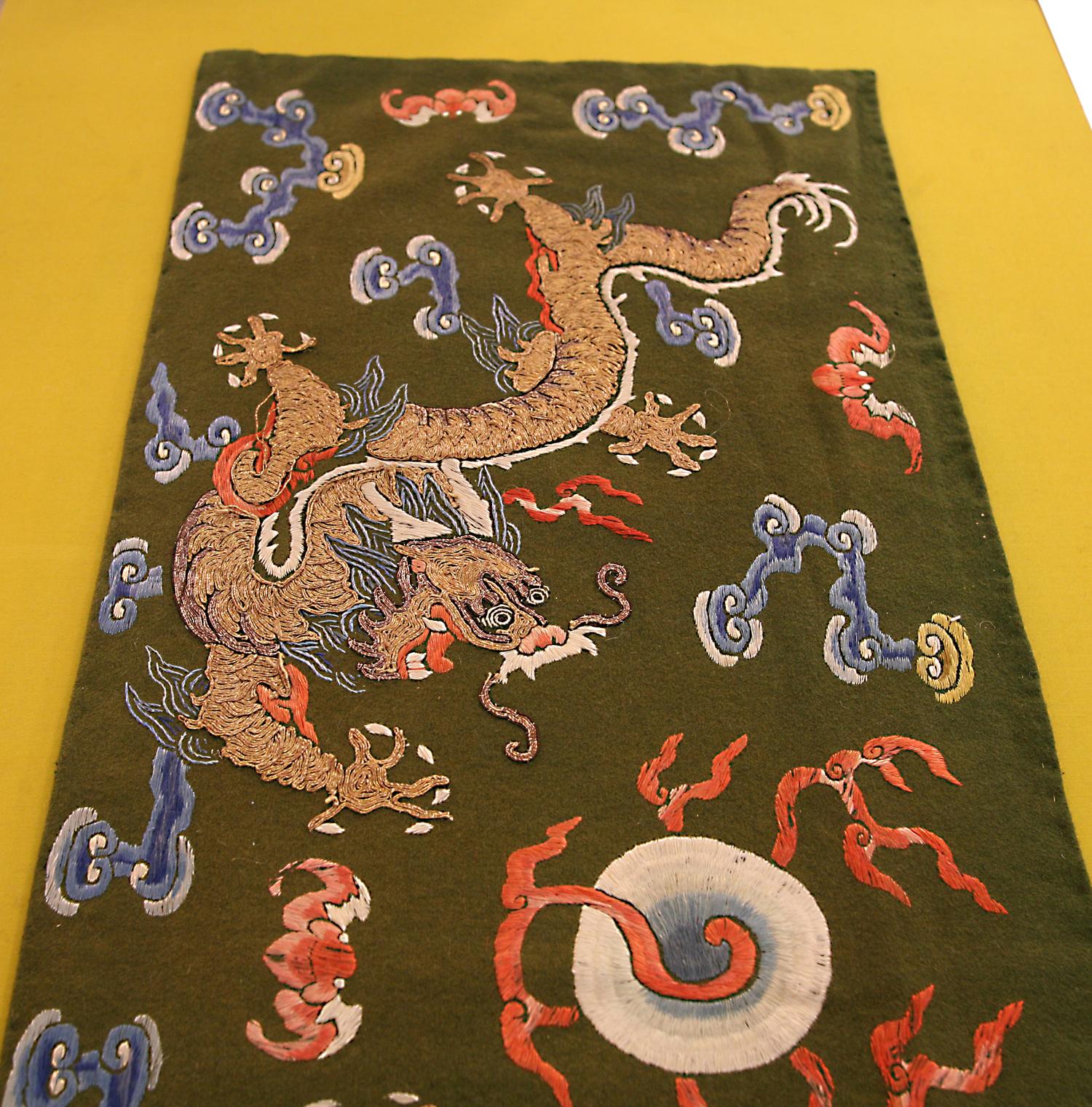 Pair of Five Clawed Dragon Design Silk & Metal Chinese Textile In Good Condition For Sale In Ferrara, IT