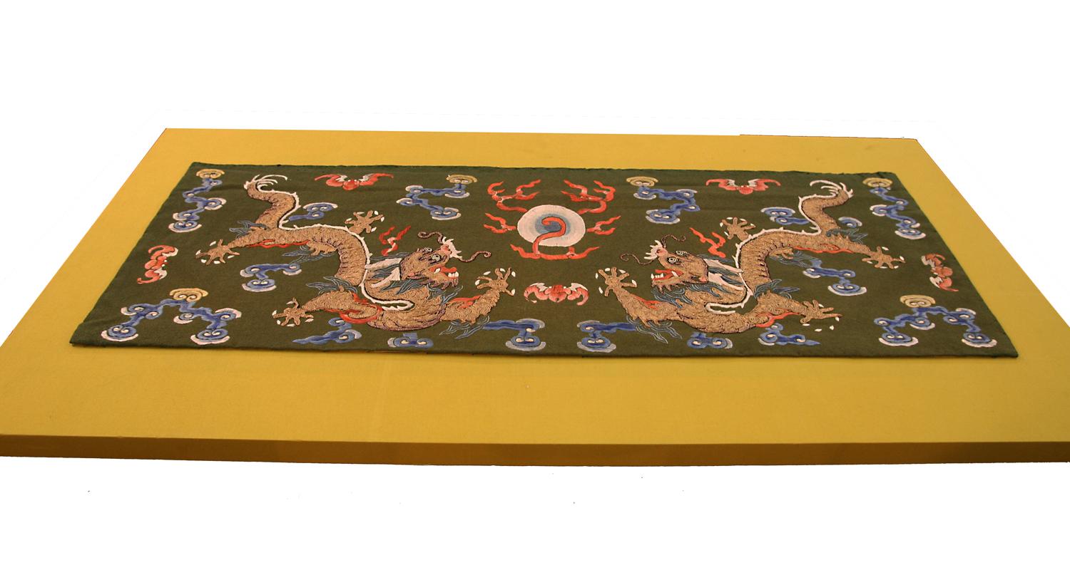 Paar von fünf Klauen Drachen Design Seide & Metall Chinesisch Textil (19. Jahrhundert) im Angebot
