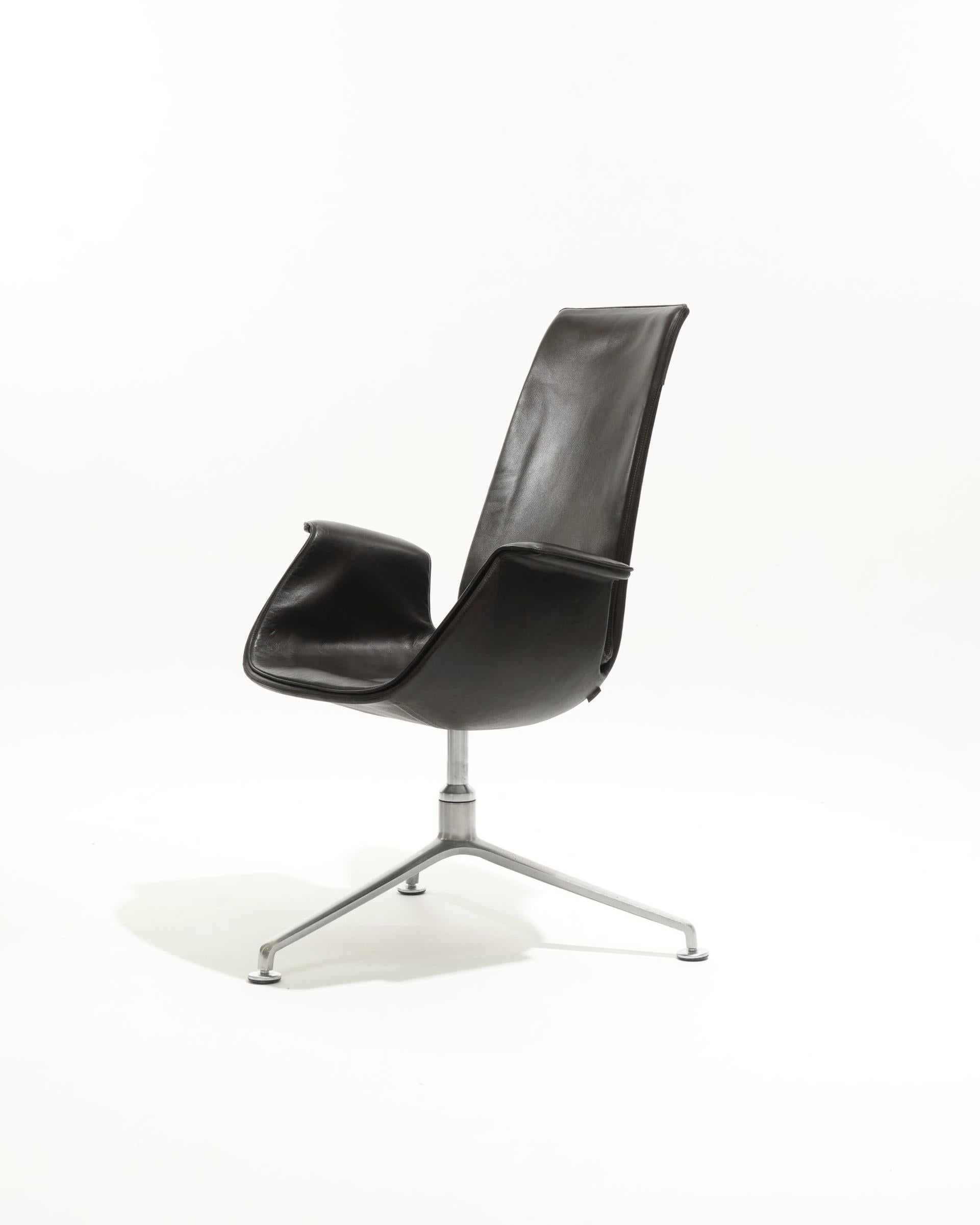 Pareja de sillas de oficina o conferencia de respaldo alto, modelo FK 6725 diseñadas por Preben Fabricius y Jørgen Kastholus, producidas por Walter Knoll en 1964. Estructura giratoria sobre una base trípode de aluminio fundido, emblemática del