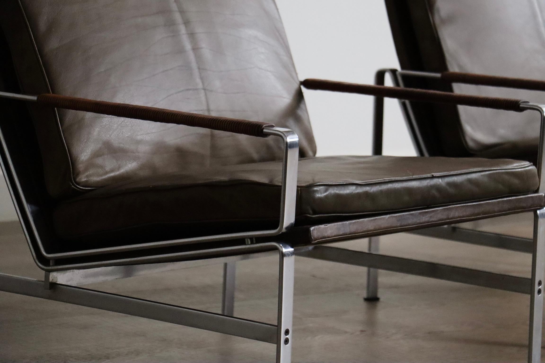 Superbe paire de chaises longues FK6720 en cuir brun et acier chromé par Preben Fabricius et Jørgen Kastholm pour Kill International, Allemagne années 1960.

Le design minimaliste se caractérise par un beau cadre plat en acier chromé, des coins
