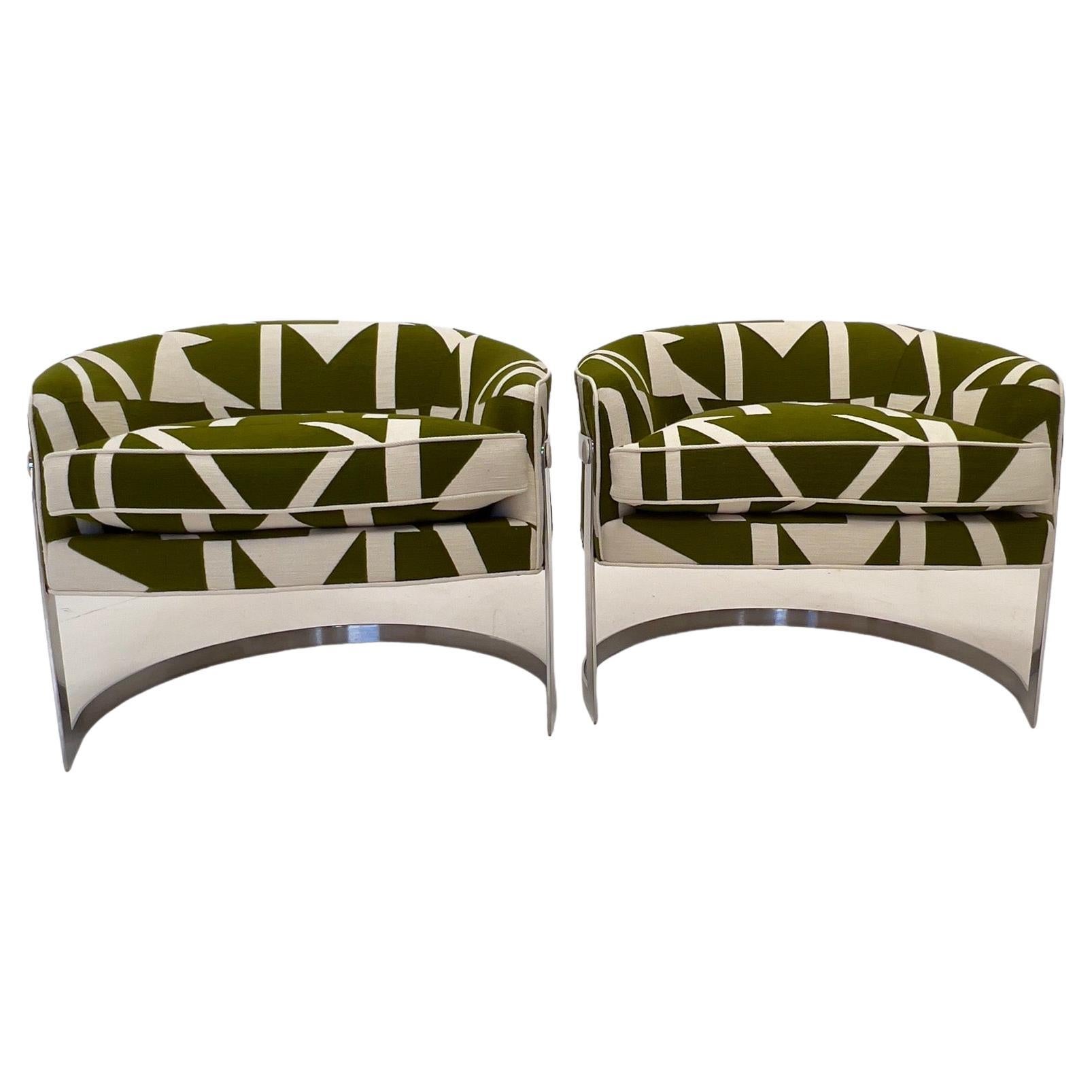 Mid-Century Modern Paire de fauteuils de baril chromés en tissu Wokabi Pierre Frey en vente