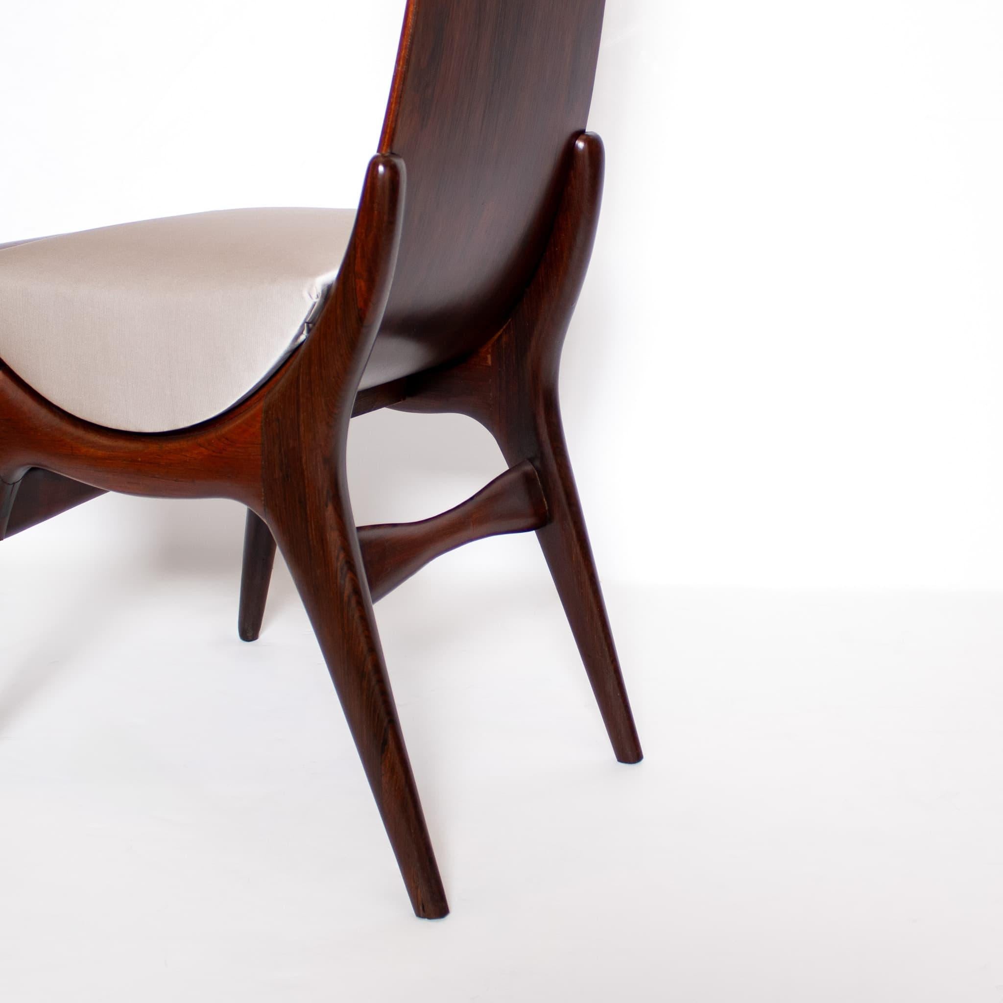 Paar flammende Esszimmerstühle von Dante la Torre für Pozzi, Italien (Stoff) im Angebot