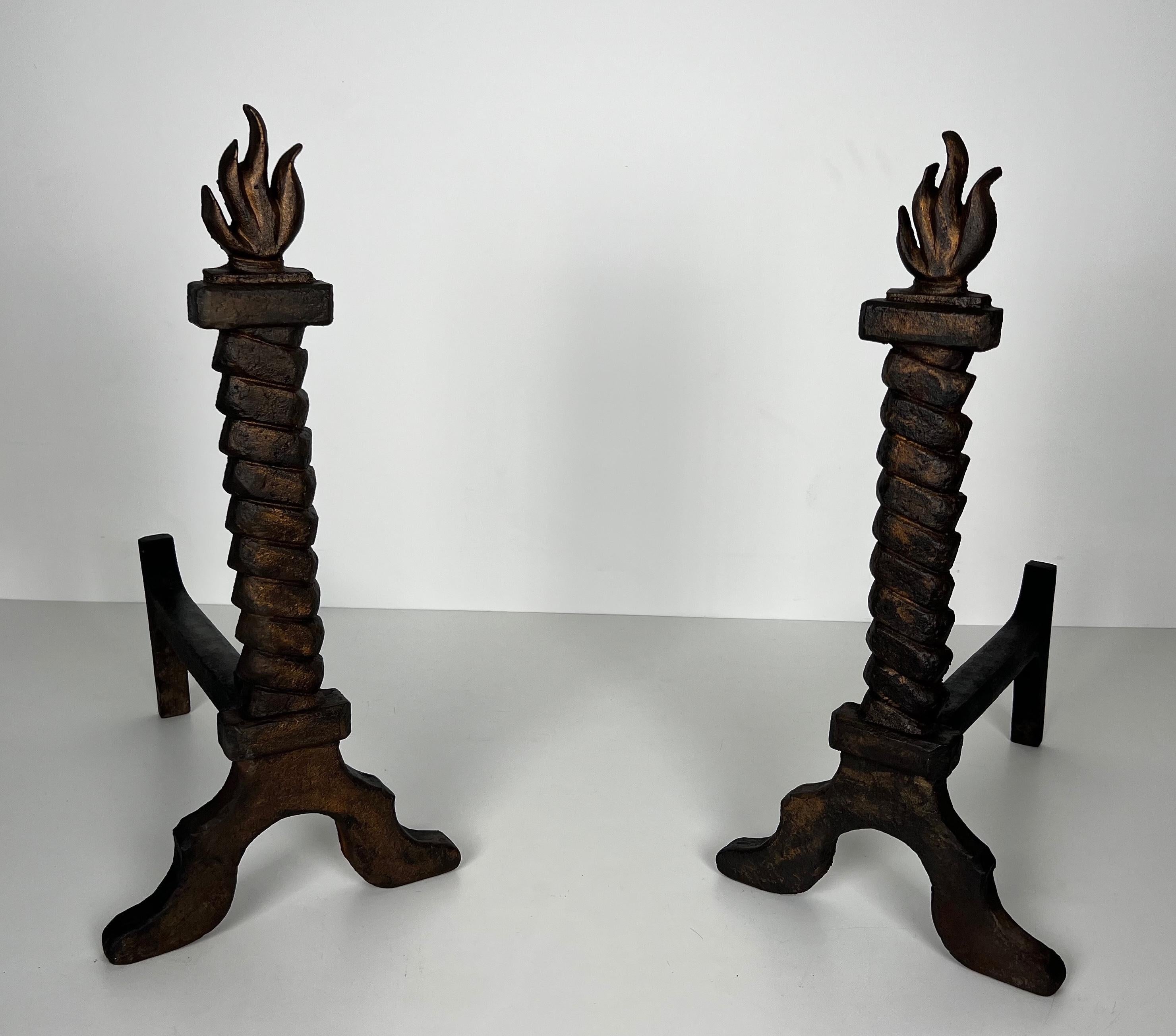 Mid-Century moderno Coppia di Androni in ghisa e ferro battuto dorati a fuoco nello stile di Gilbert Poillerat in vendita