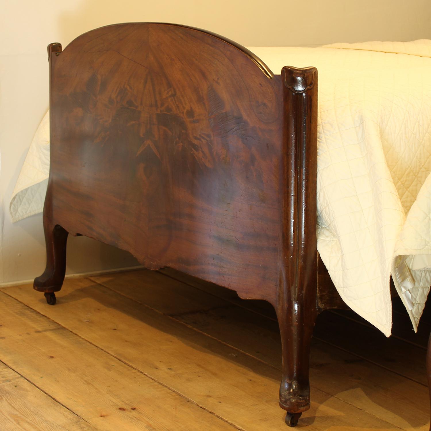 Pair of Flame Mahogany Antique Beds WP40 In Good Condition In Wrexham, GB
