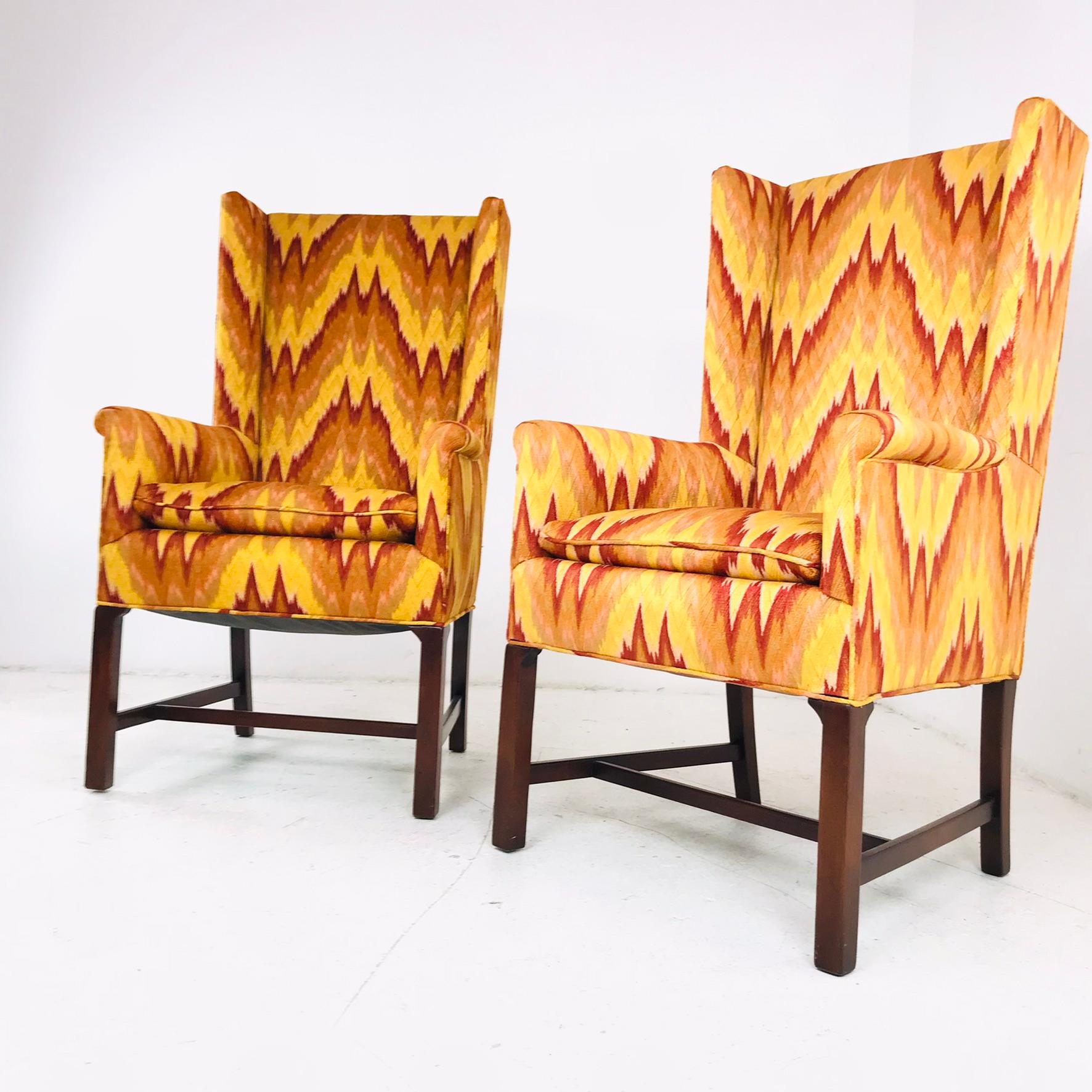 Paar quadratische Flügelstühle mit hoher Rückenlehne und Flammenstich im Zustand „Gut“ im Angebot in Dallas, TX