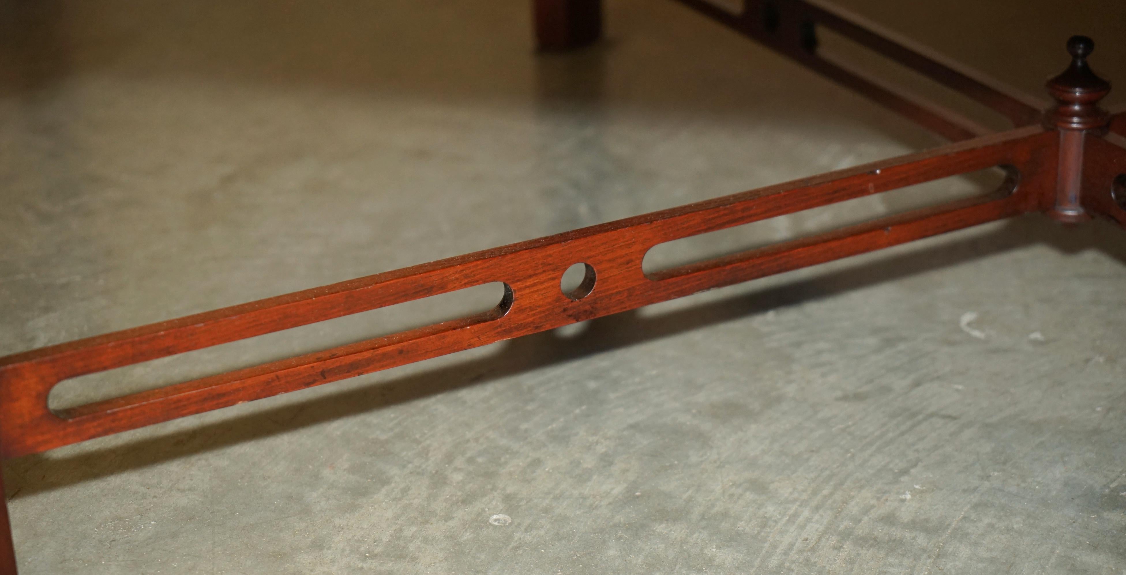 PAIRO DI TAVOLI IN LEGNO DURO FIAMMATO IN STILE Thomas Chippendale, TAVOLINI DA FINE LATO O DA CAFFÈ in vendita 3