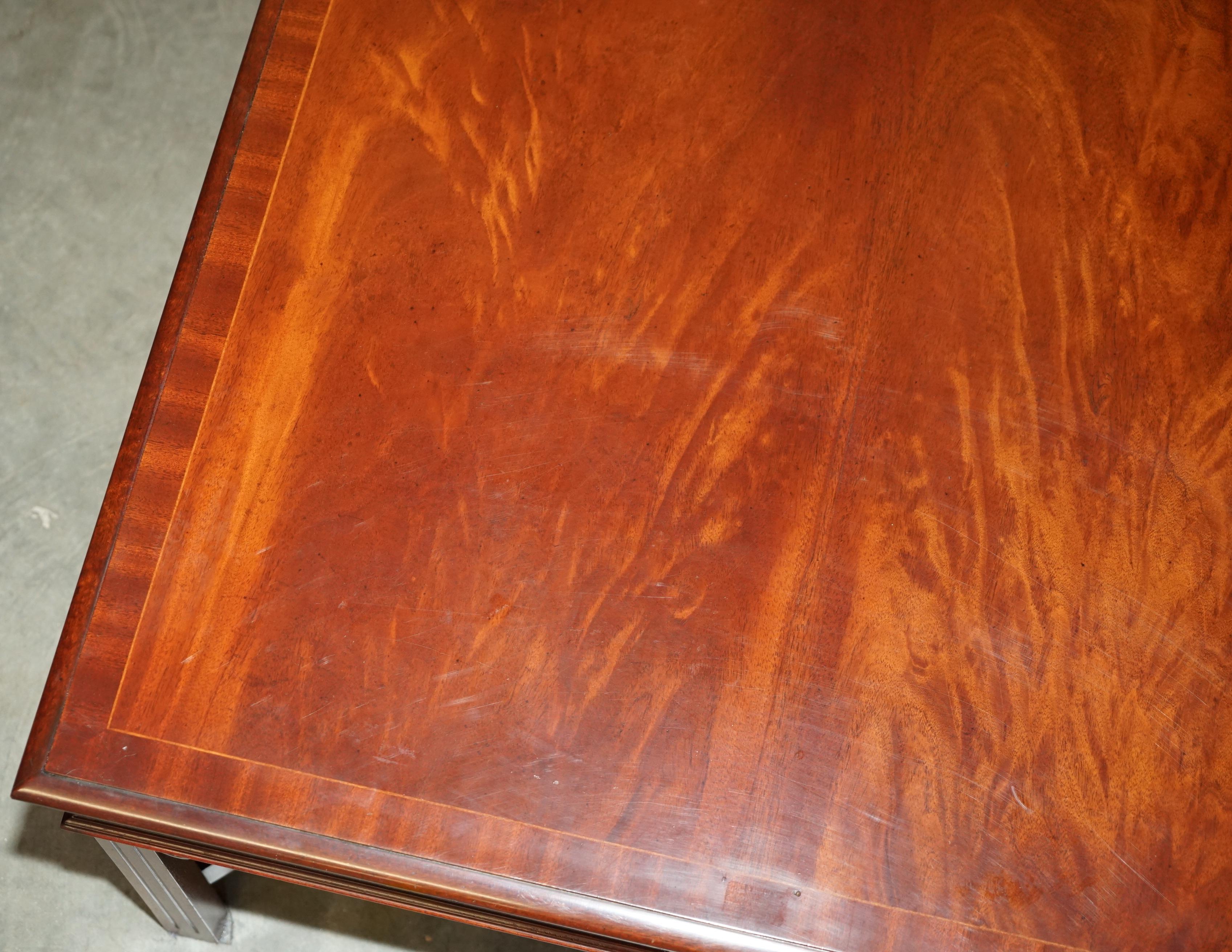 PAIRO DI TAVOLI IN LEGNO DURO FIAMMATO IN STILE Thomas Chippendale, TAVOLINI DA FINE LATO O DA CAFFÈ in vendita 5