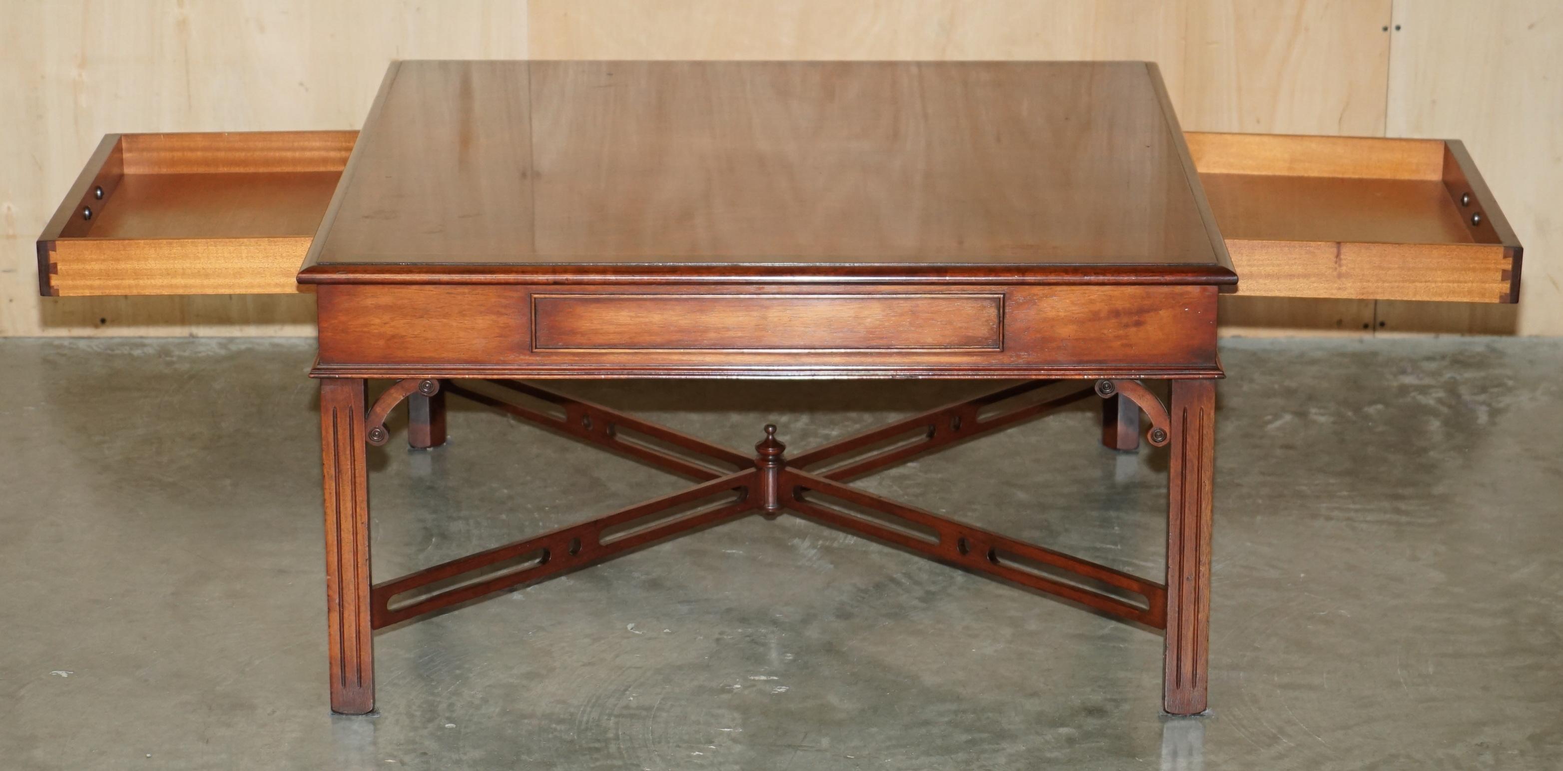 PAIRO DI TAVOLI IN LEGNO DURO FIAMMATO IN STILE Thomas Chippendale, TAVOLINI DA FINE LATO O DA CAFFÈ in vendita 6