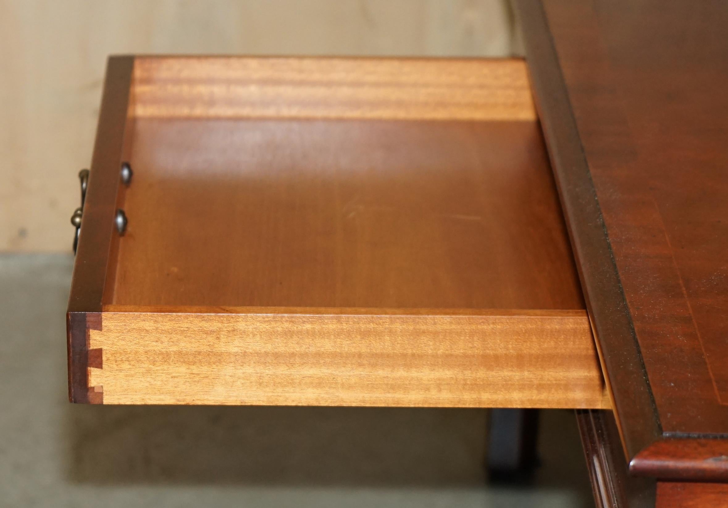 PAIRO DI TAVOLI IN LEGNO DURO FIAMMATO IN STILE Thomas Chippendale, TAVOLINI DA FINE LATO O DA CAFFÈ in vendita 7