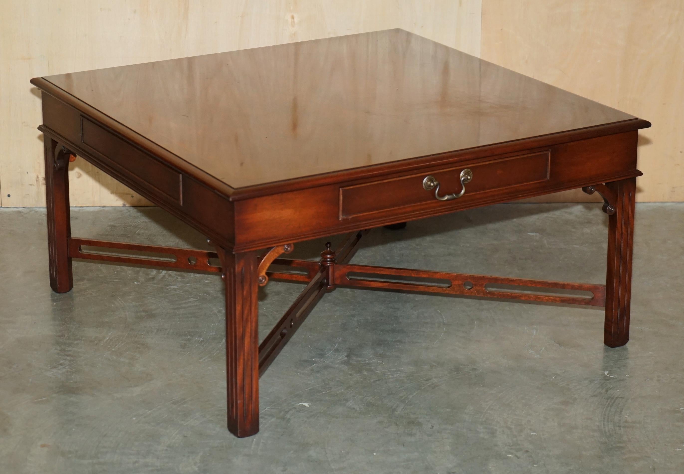 PAIRO DI TAVOLI IN LEGNO DURO FIAMMATO IN STILE Thomas Chippendale, TAVOLINI DA FINE LATO O DA CAFFÈ in vendita 8