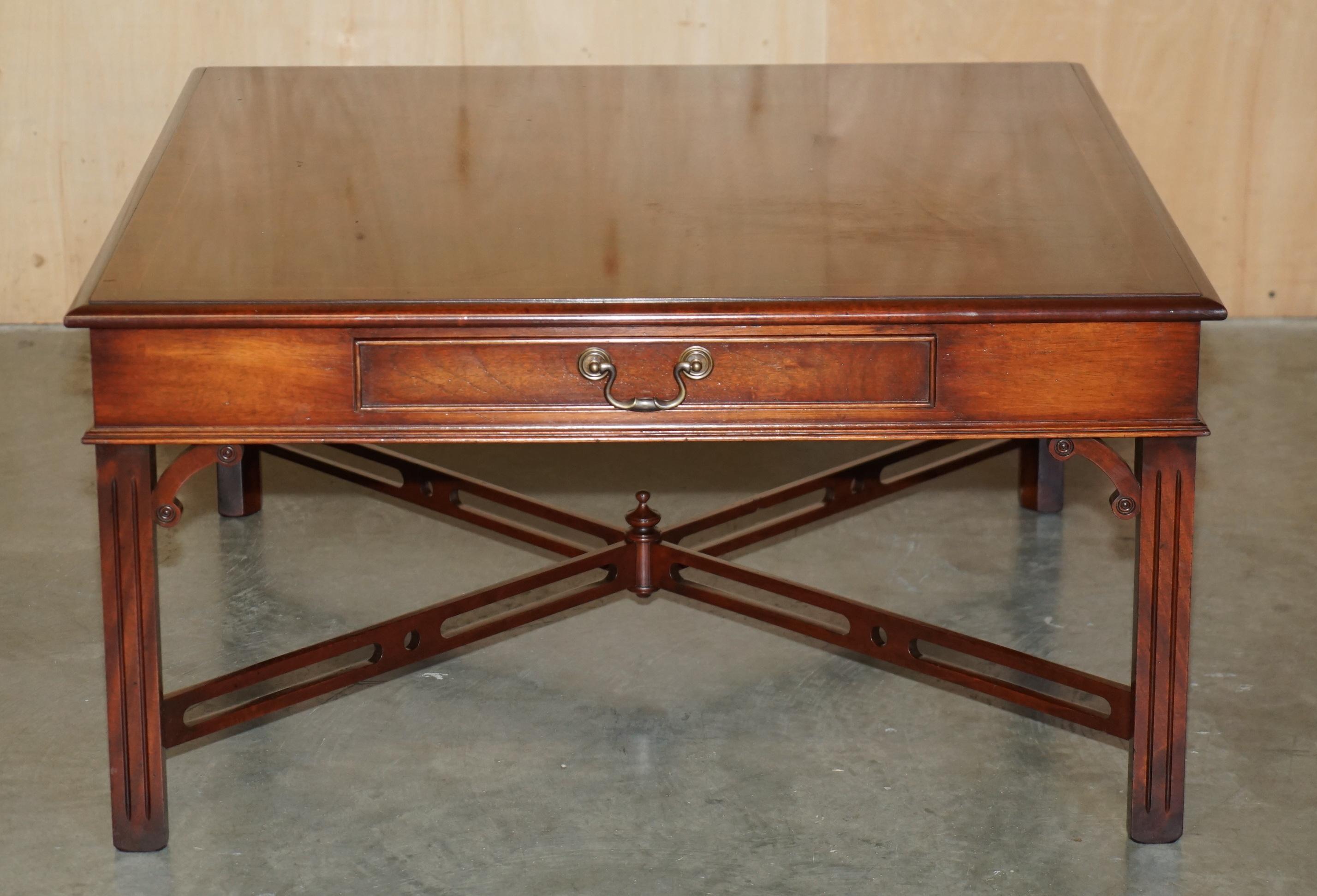 PAIRO DI TAVOLI IN LEGNO DURO FIAMMATO IN STILE Thomas Chippendale, TAVOLINI DA FINE LATO O DA CAFFÈ in vendita 9