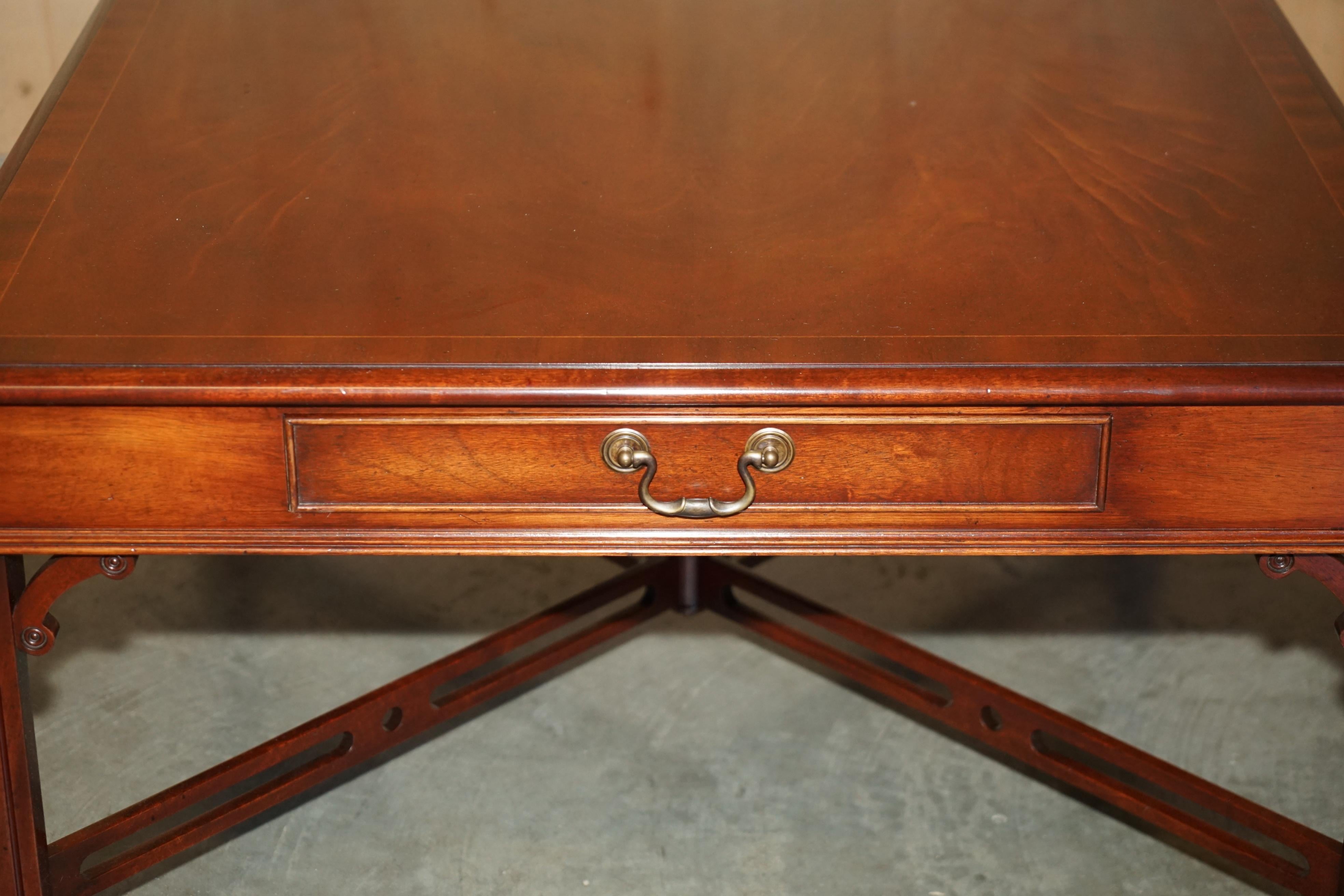 PAIRO DI TAVOLI IN LEGNO DURO FIAMMATO IN STILE Thomas Chippendale, TAVOLINI DA FINE LATO O DA CAFFÈ in vendita 10