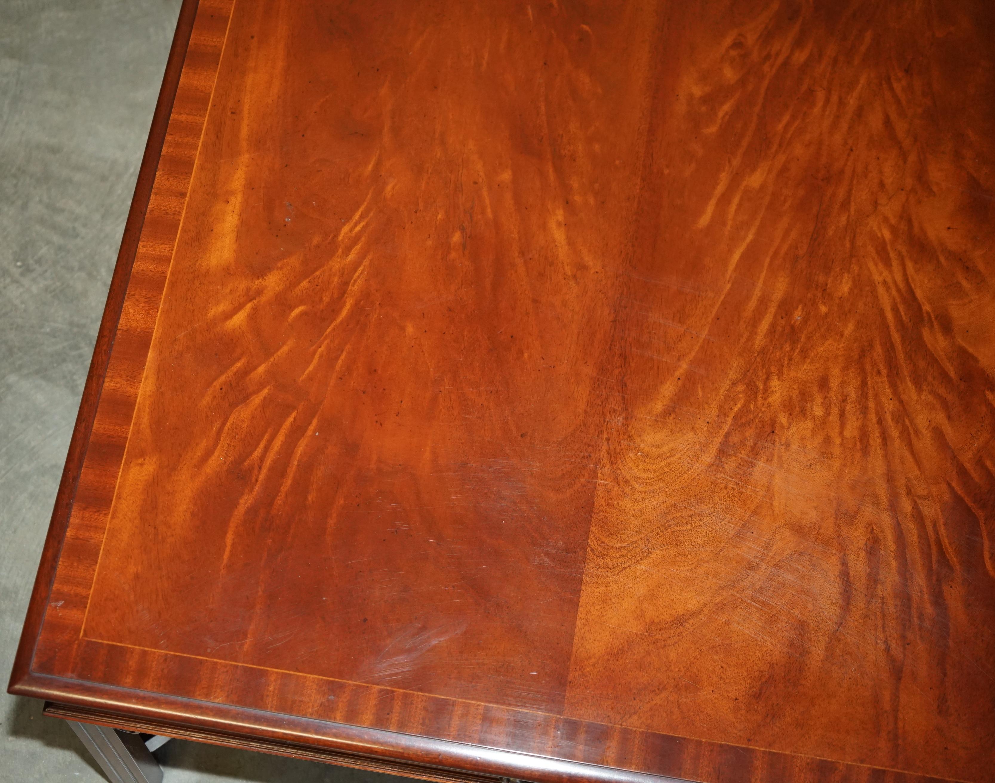 PAIRO DI TAVOLI IN LEGNO DURO FIAMMATO IN STILE Thomas Chippendale, TAVOLINI DA FINE LATO O DA CAFFÈ in vendita 12