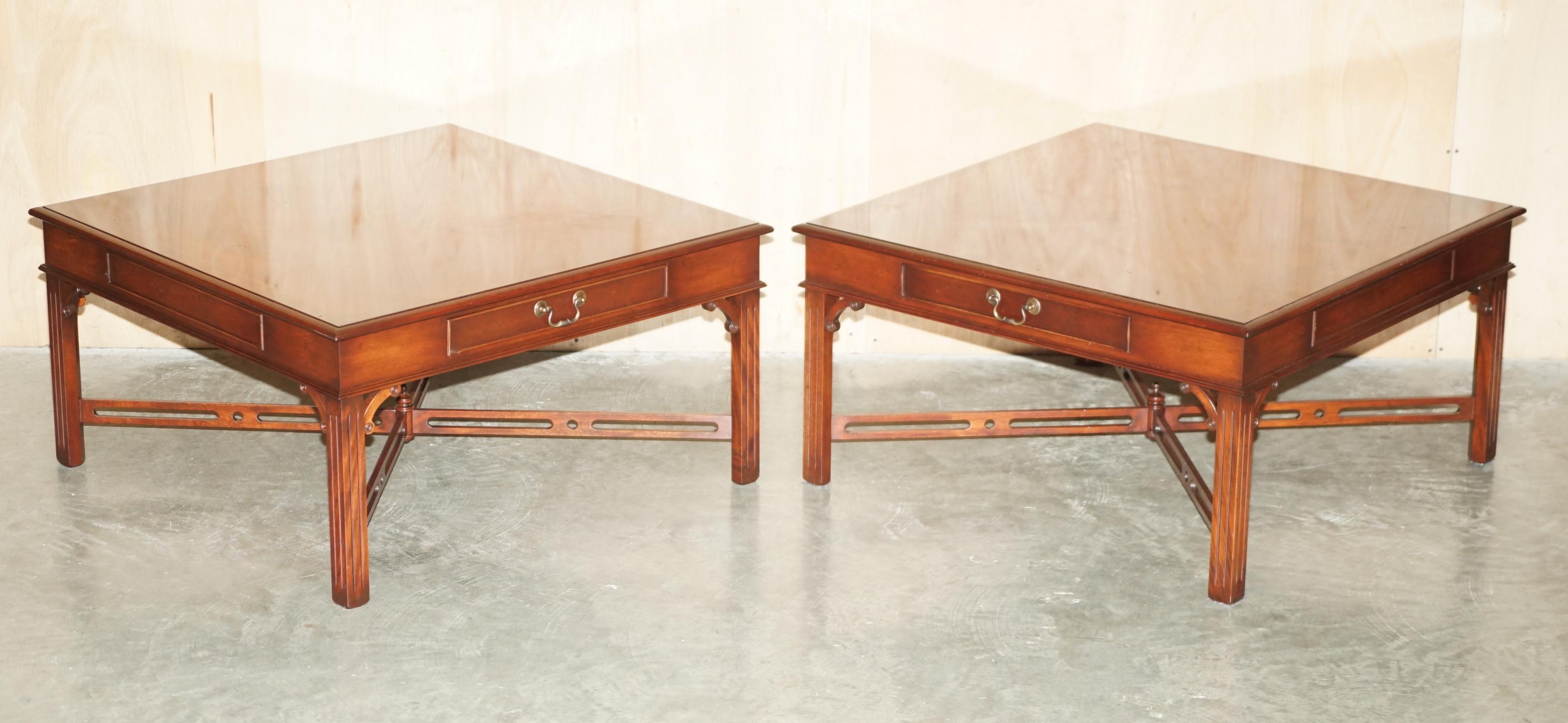 Casa Reale Antiquariato

Royal House Antiques è lieta di offrire in vendita questa coppia assolutamente straordinaria di tavolini extra large, tavolini o normali tavolini da caffè in mogano fiammato con due cassetti, ciascuno realizzato secondo il