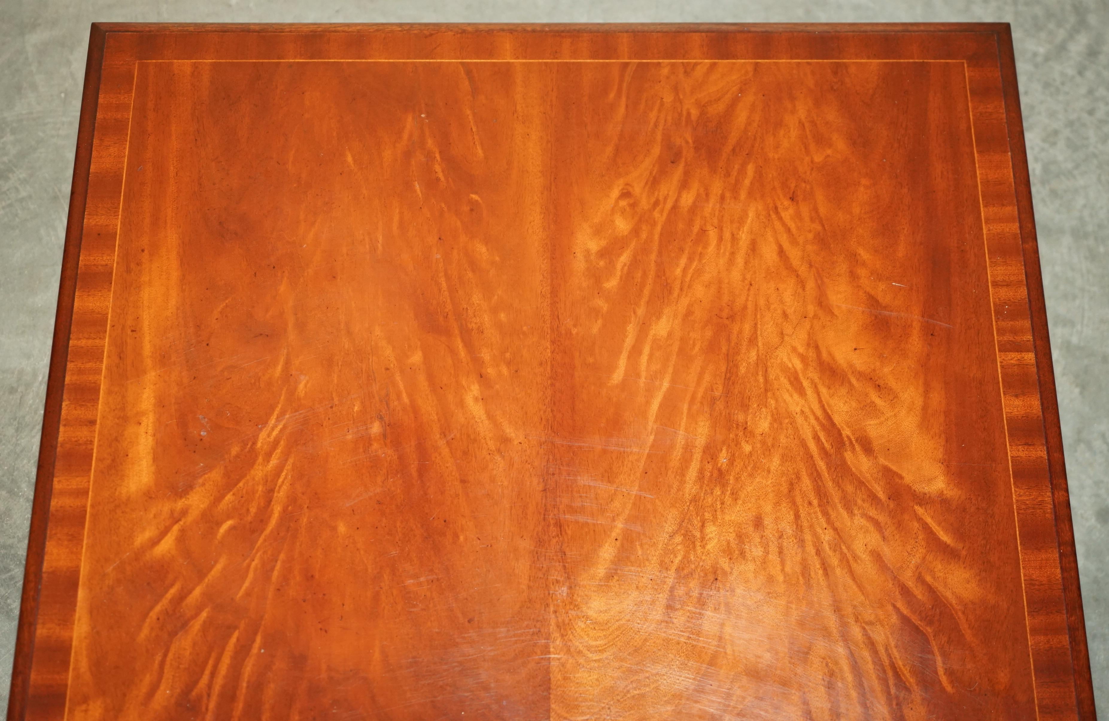 PAIRO DI TAVOLI IN LEGNO DURO FIAMMATO IN STILE Thomas Chippendale, TAVOLINI DA FINE LATO O DA CAFFÈ in vendita 13