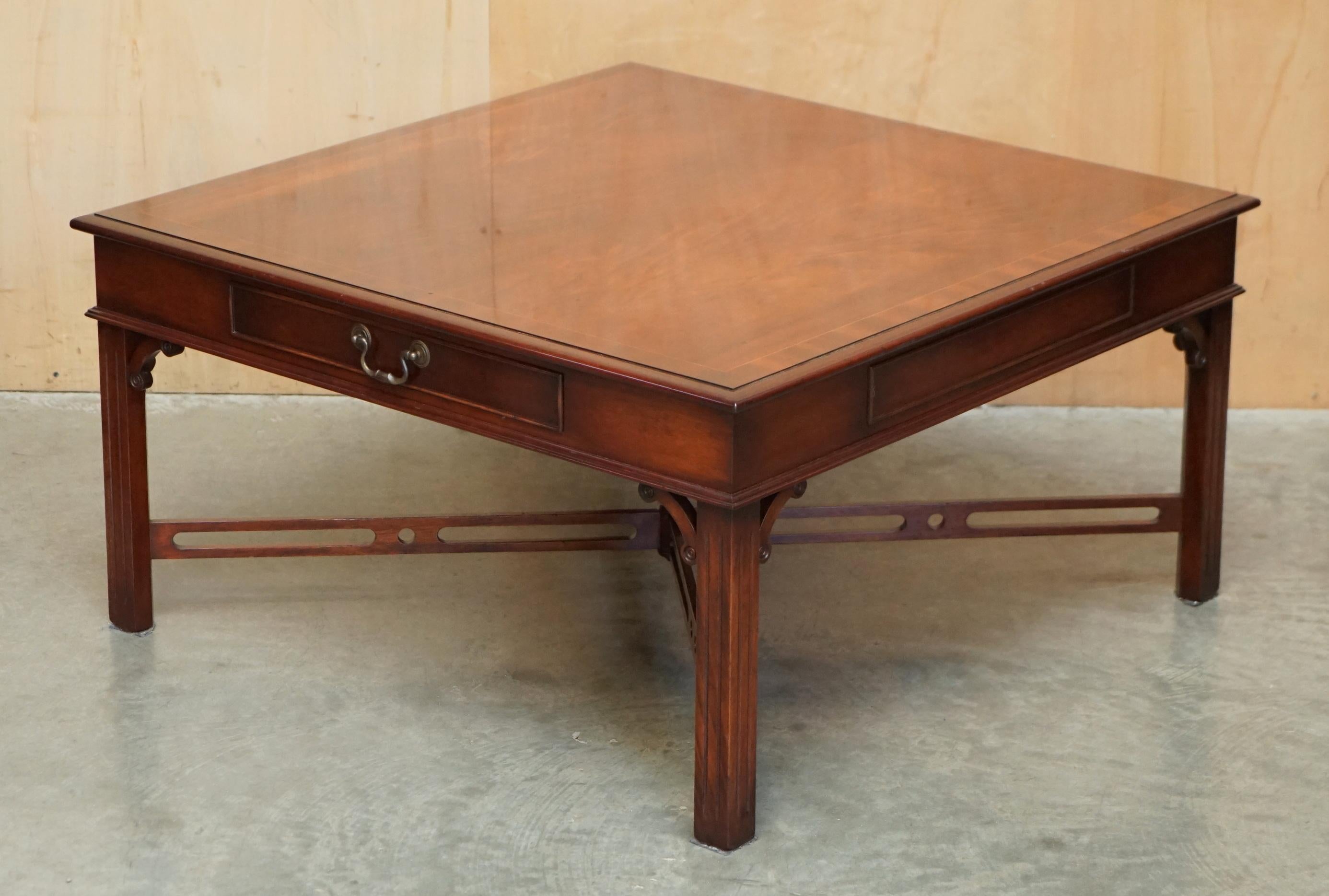 Inglese PAIRO DI TAVOLI IN LEGNO DURO FIAMMATO IN STILE Thomas Chippendale, TAVOLINI DA FINE LATO O DA CAFFÈ in vendita