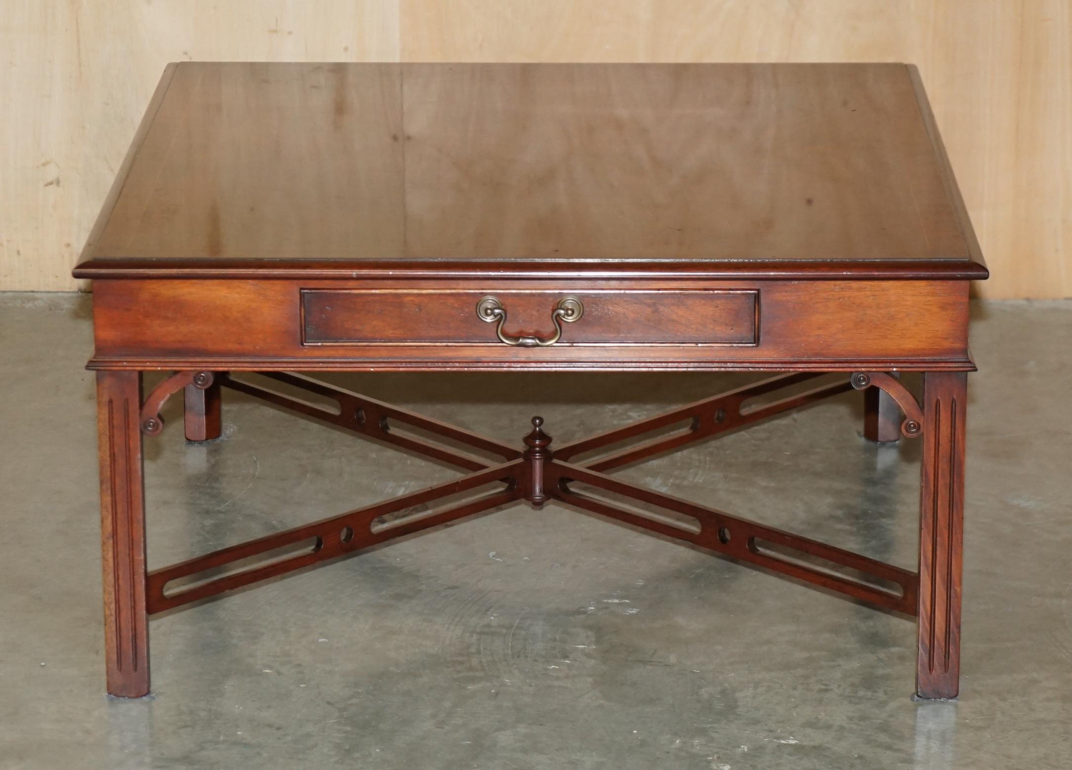 Fatto a mano PAIRO DI TAVOLI IN LEGNO DURO FIAMMATO IN STILE Thomas Chippendale, TAVOLINI DA FINE LATO O DA CAFFÈ in vendita