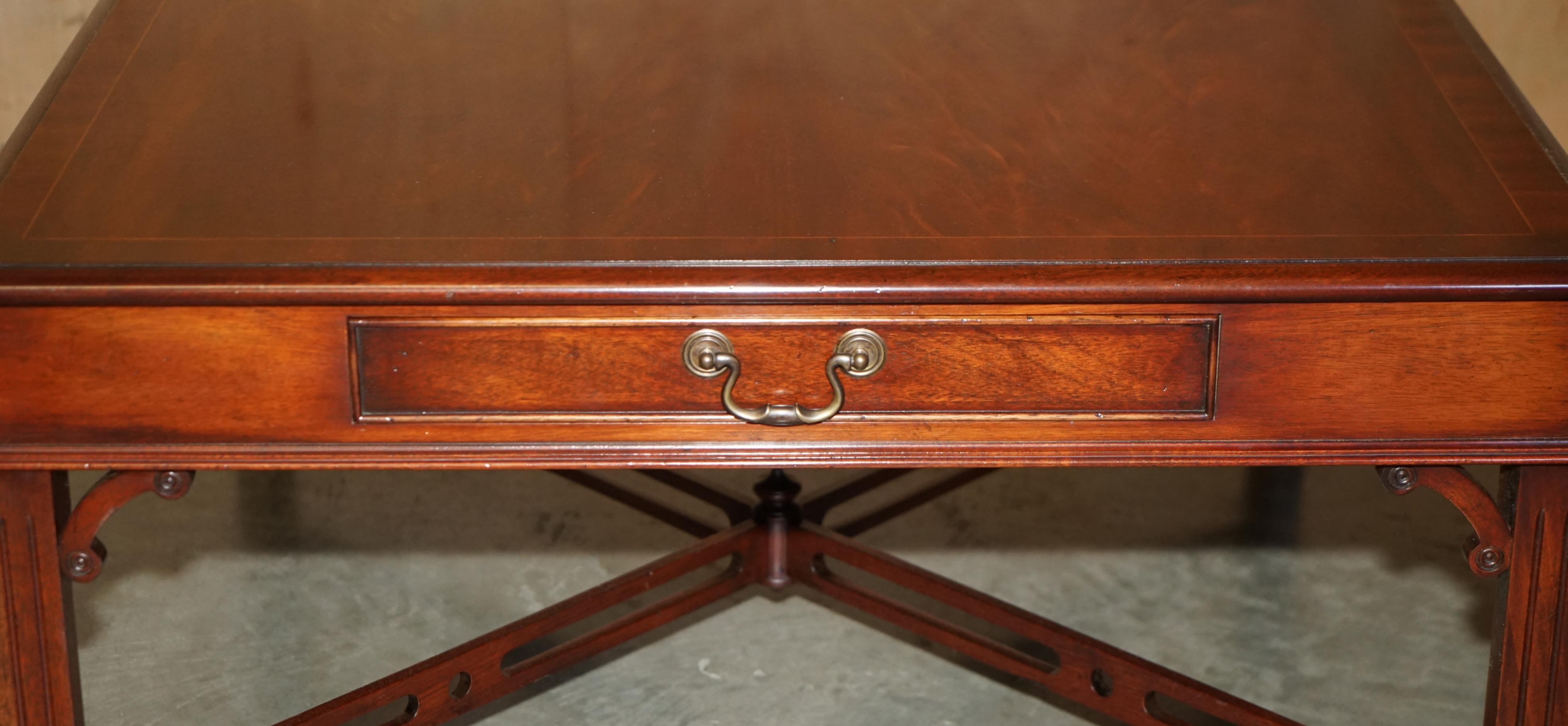 PAIRO DI TAVOLI IN LEGNO DURO FIAMMATO IN STILE Thomas Chippendale, TAVOLINI DA FINE LATO O DA CAFFÈ In condizioni buone in vendita a West Sussex, Pulborough