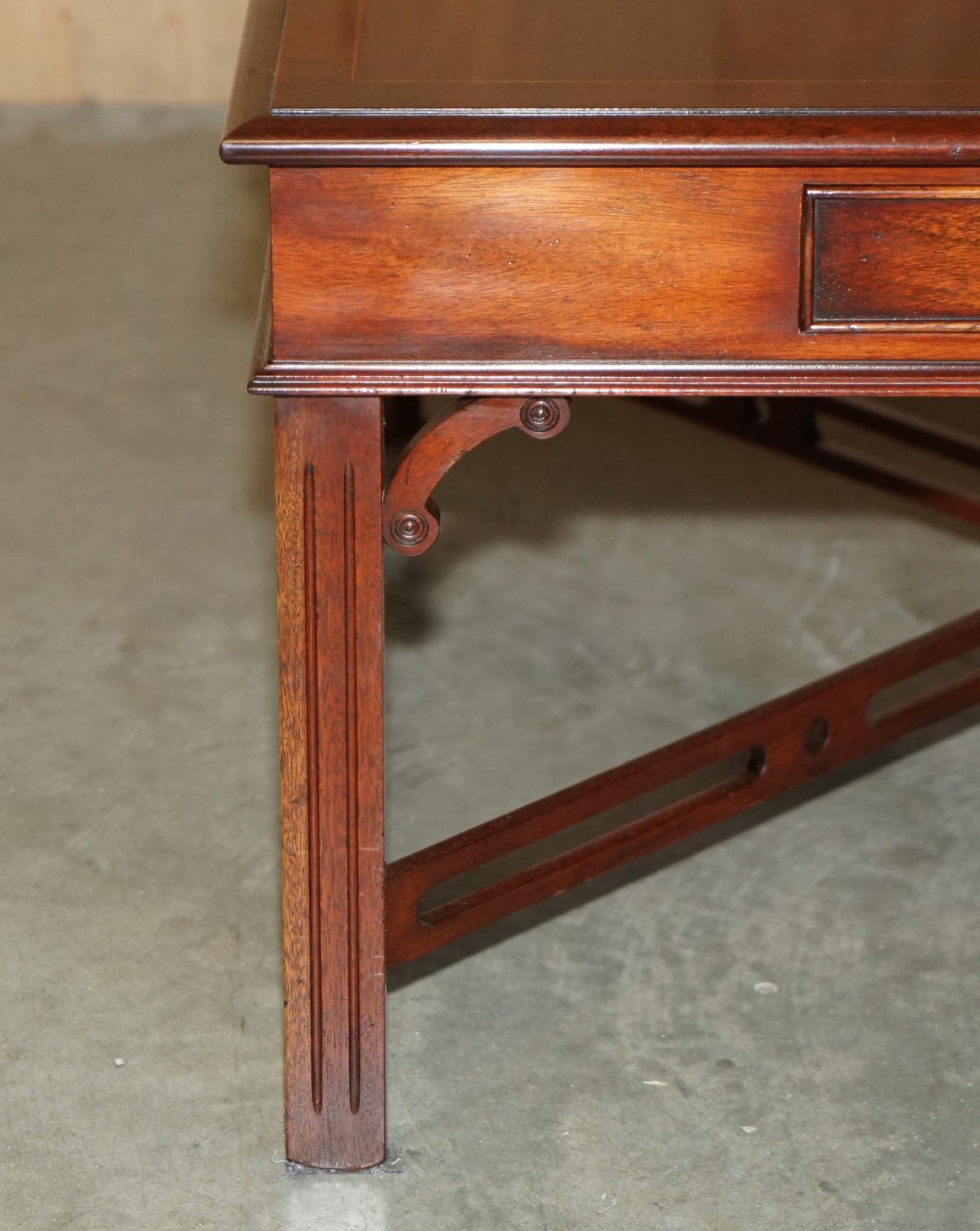 XX secolo PAIRO DI TAVOLI IN LEGNO DURO FIAMMATO IN STILE Thomas Chippendale, TAVOLINI DA FINE LATO O DA CAFFÈ in vendita