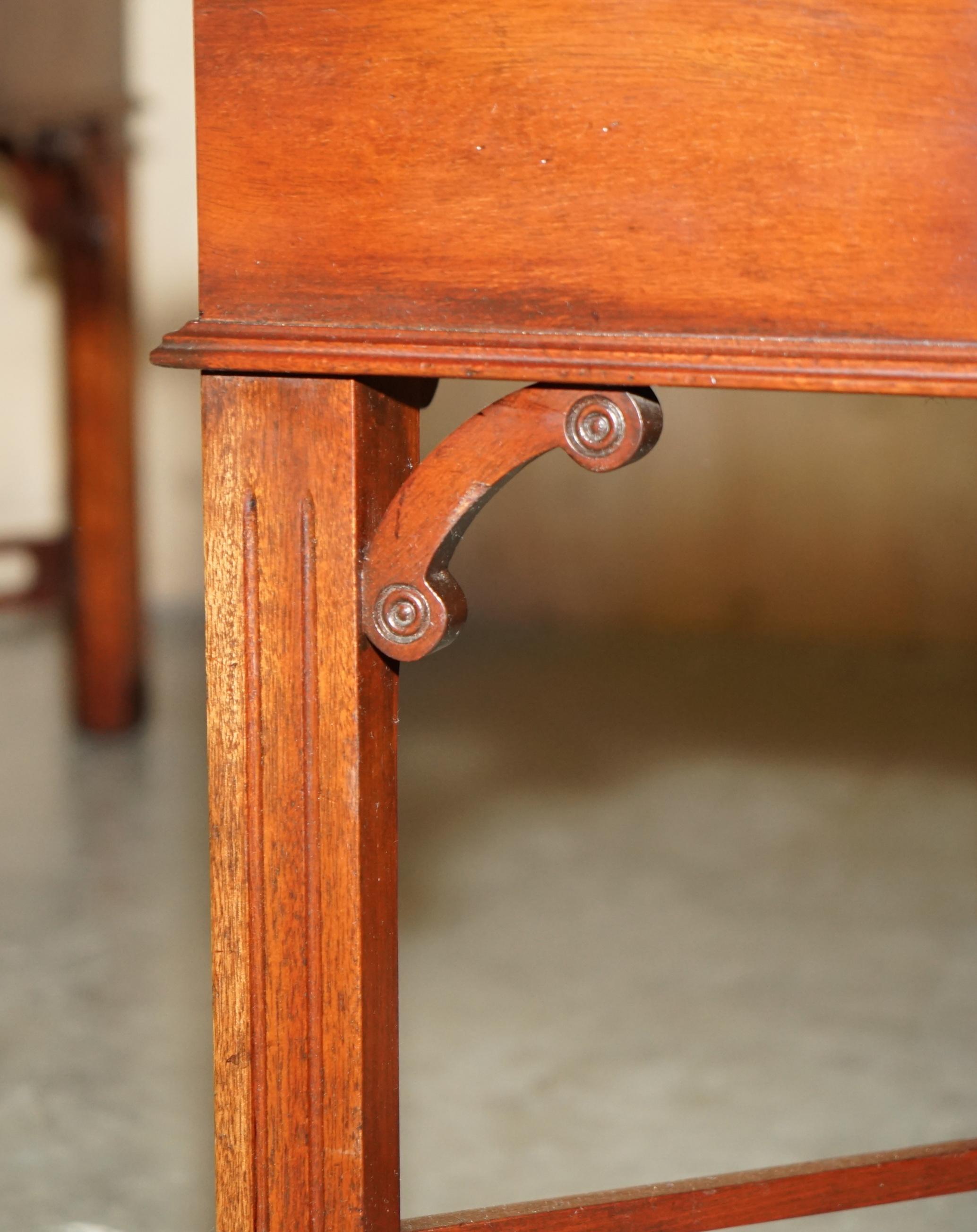 Legno massiccio PAIRO DI TAVOLI IN LEGNO DURO FIAMMATO IN STILE Thomas Chippendale, TAVOLINI DA FINE LATO O DA CAFFÈ in vendita