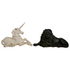 Paire d'ornements de jardin en fonte à dos plat représentant un lion et une licorne