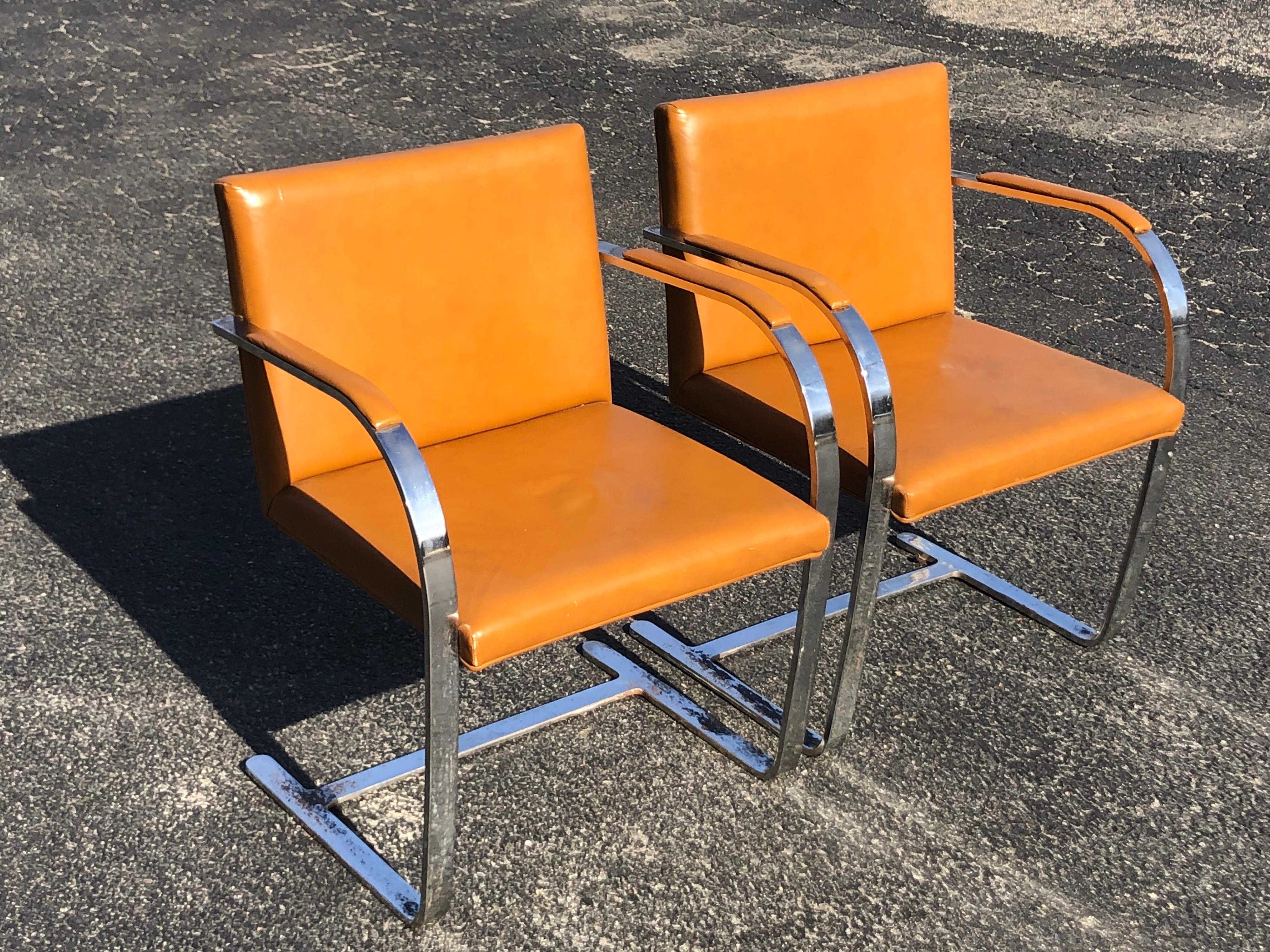 Mid-Century Modern Pair of Flat Bar Brno Chairs in the Style of Ludwig Mies van der Rohe