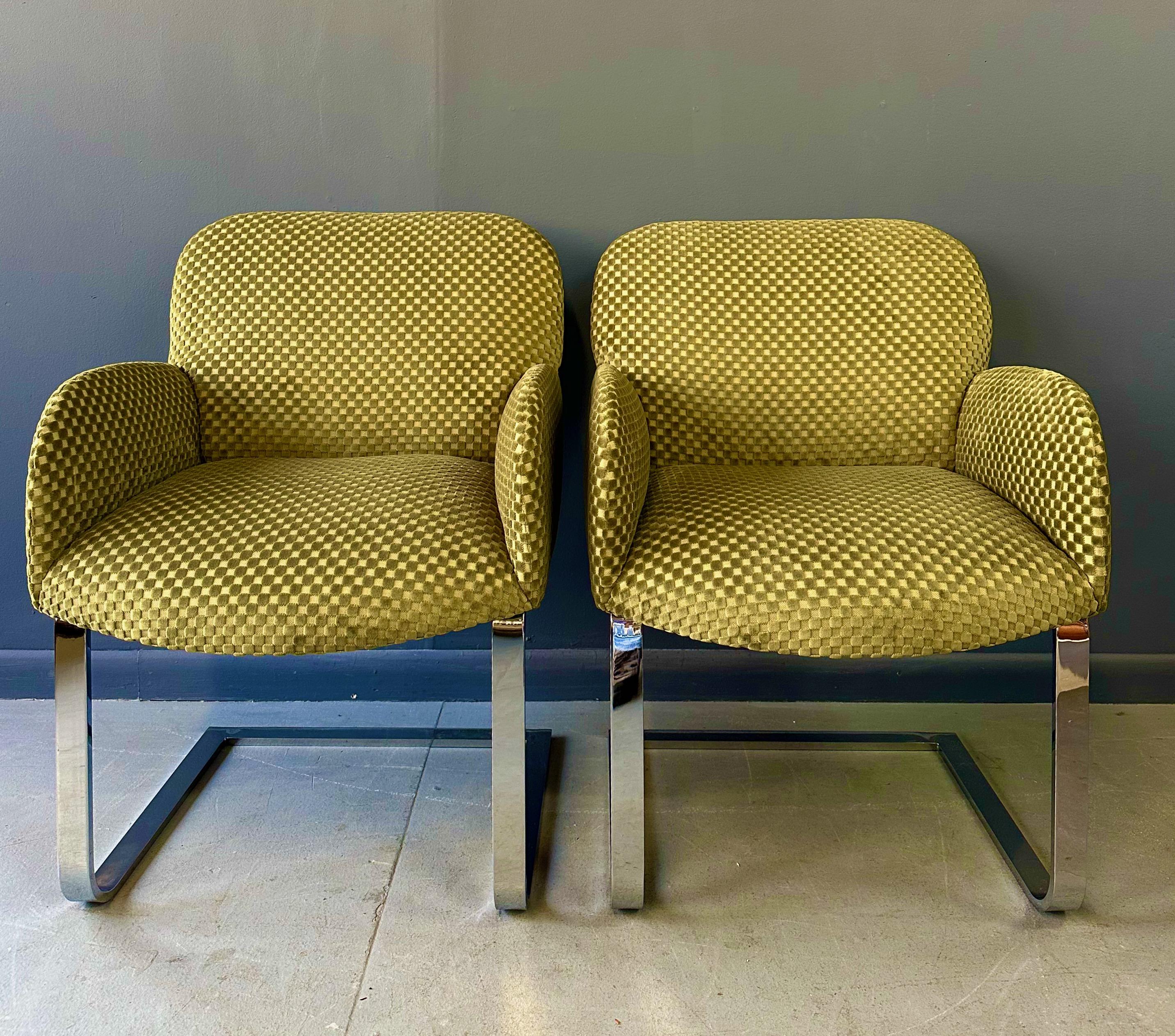 Ces chaises longues, inspirées par le designer emblématique Milo Baughman, présentent un design épuré de barre plate et sont revêtues d'un luxueux velours à damier. Combinant parfaitement le style et le confort, ces chaises ajouteront à coup sûr une