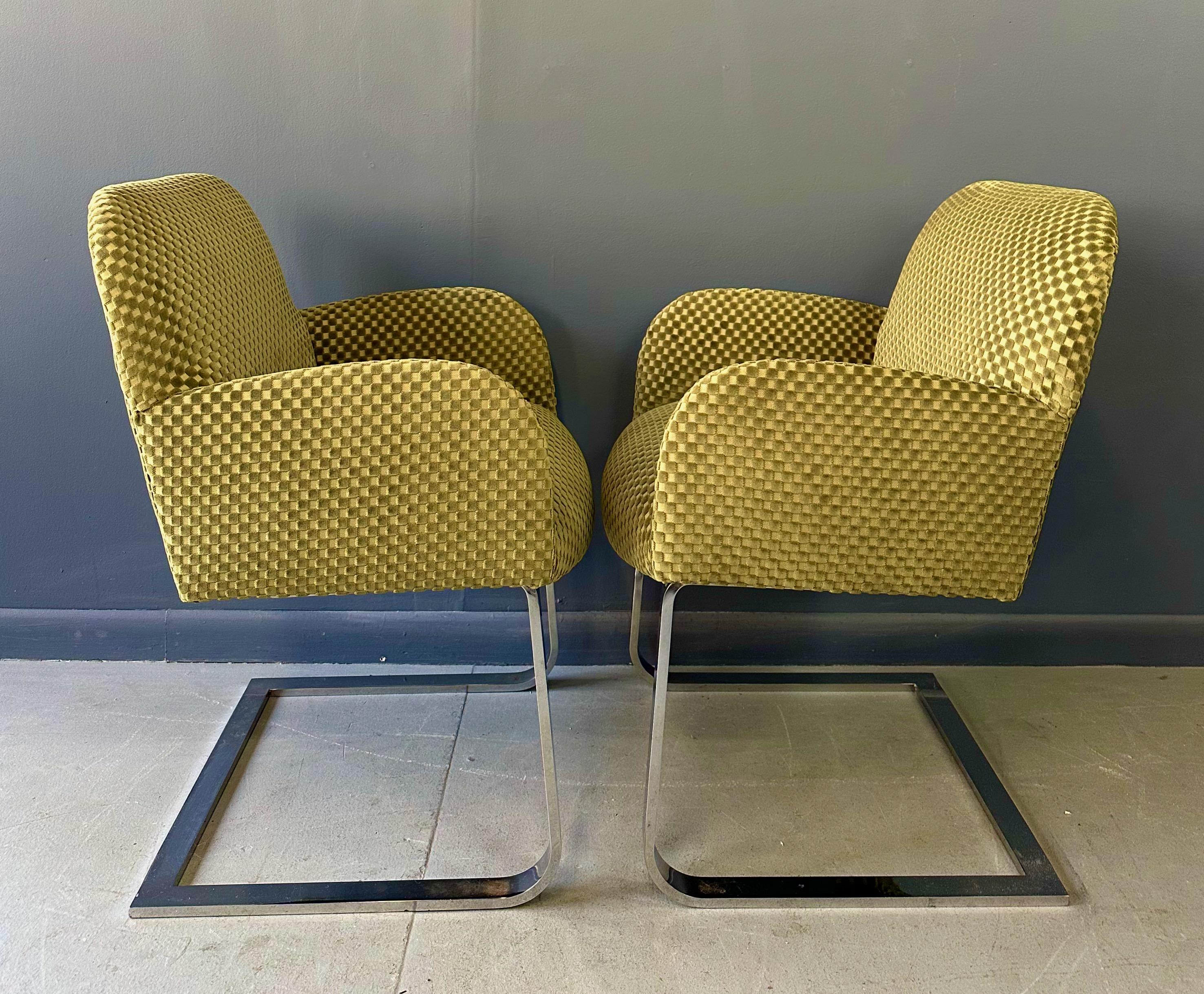 Nord-américain Paire de chaises de bar plates dans le style de Milo Baughman en velours damier en vente