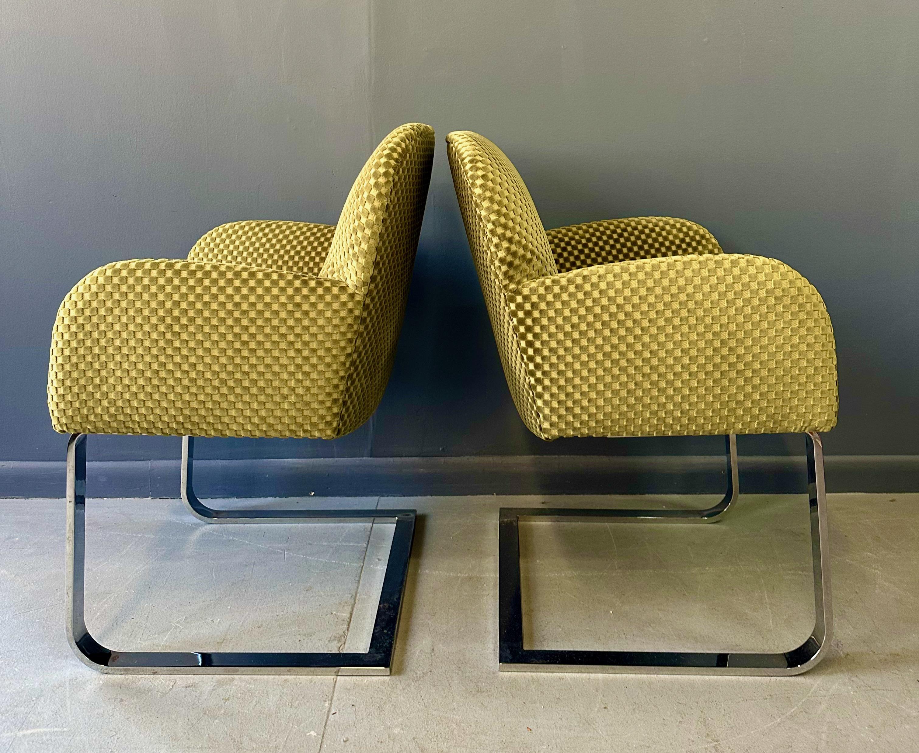 20ième siècle Paire de chaises de bar plates dans le style de Milo Baughman en velours damier en vente