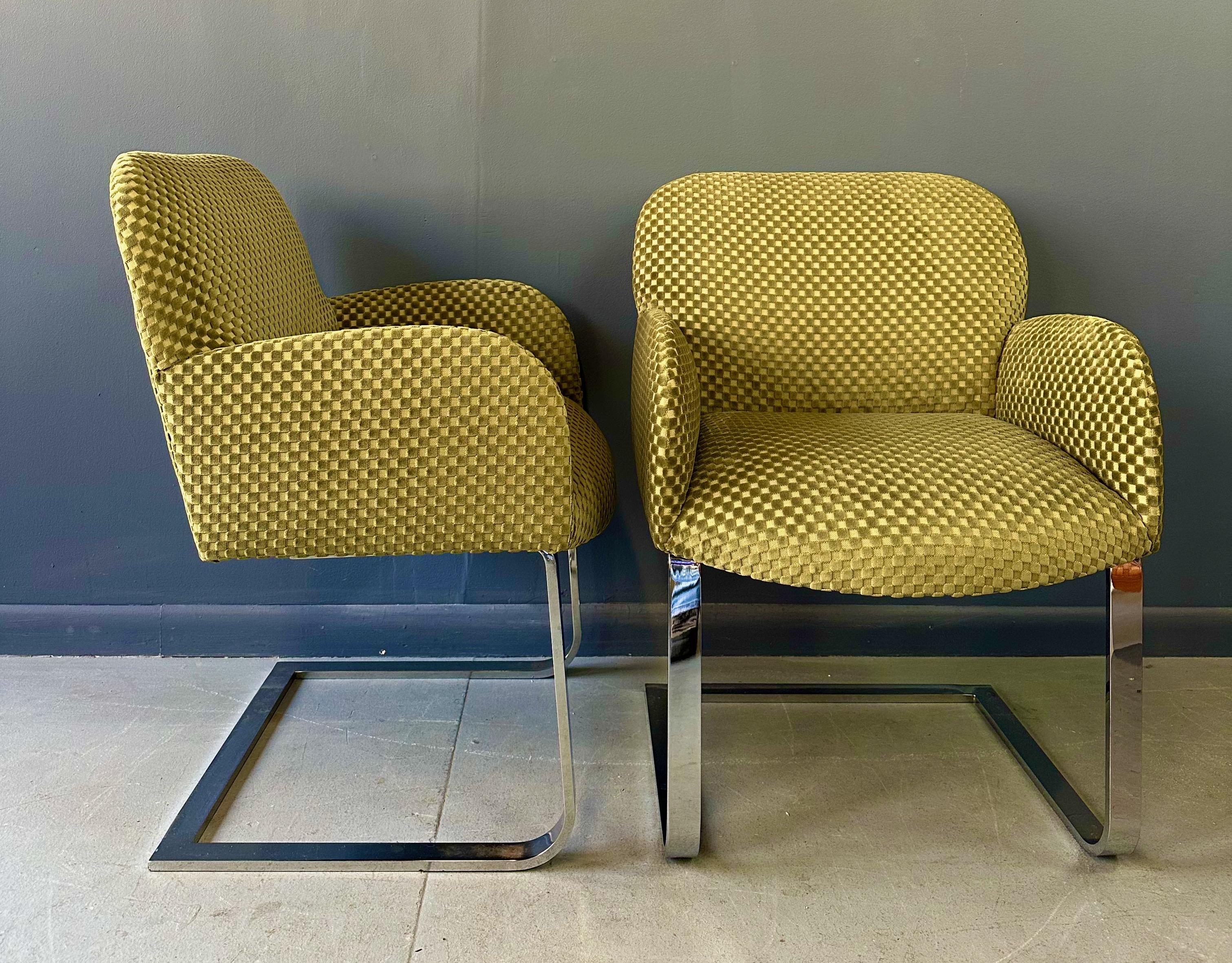 Velours Paire de chaises de bar plates dans le style de Milo Baughman en velours damier en vente