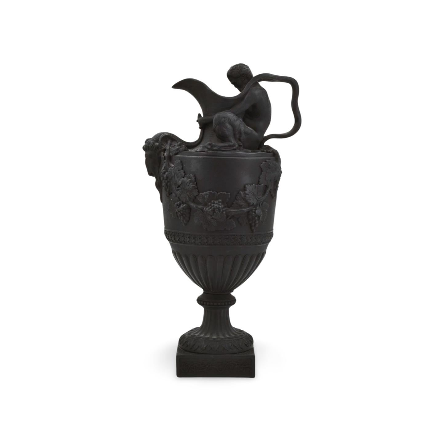 XIXe siècle Paire d'aiguières Flaxman en basalte noir. Wedgwood C1830. en vente