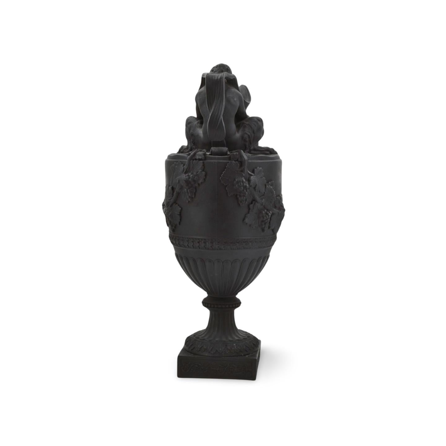 Grès Paire d'aiguières Flaxman en basalte noir. Wedgwood C1830. en vente
