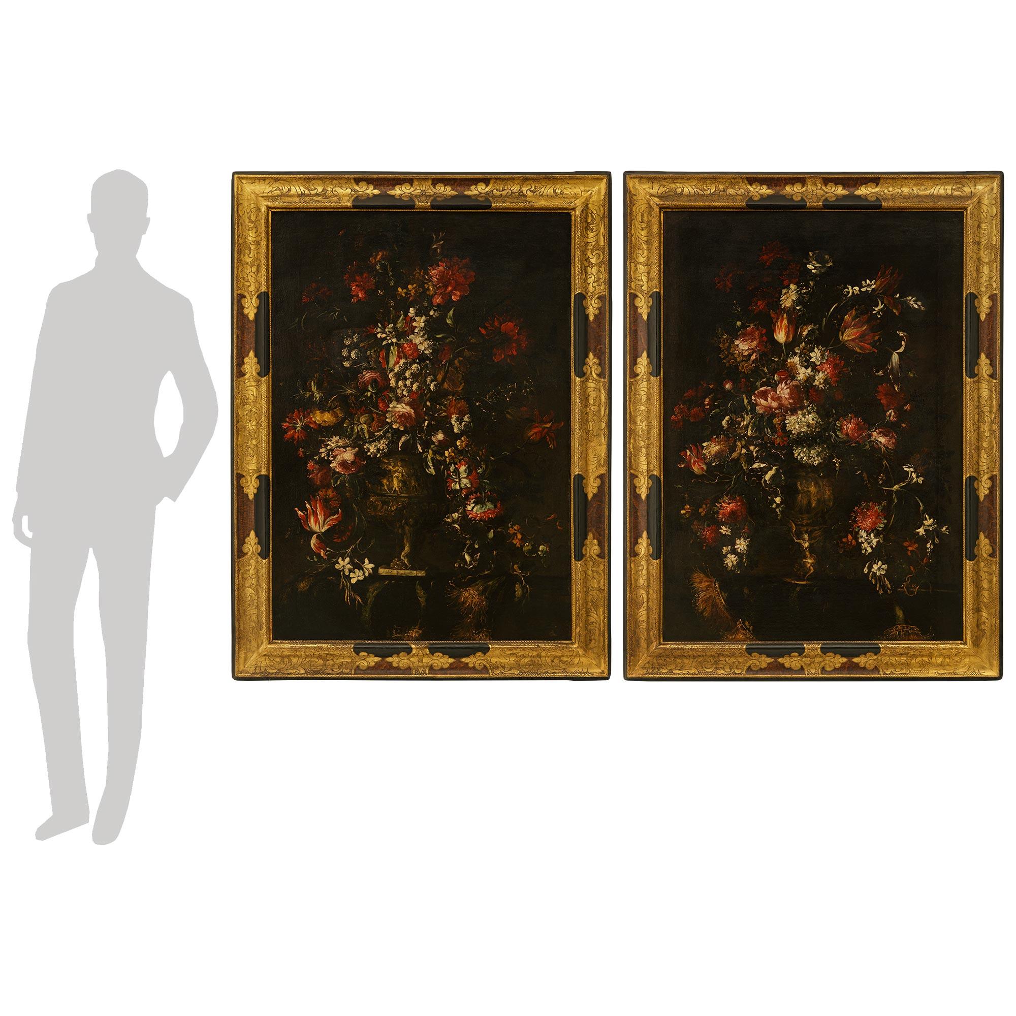 Une impressionnante paire de peintures flamandes du 17e siècle à l'huile sur toile et au bois doré. Chaque nature morte exceptionnelle est placée dans un cadre en bois doré et polychrome tacheté présentant des motifs floraux et des volutes gravés à