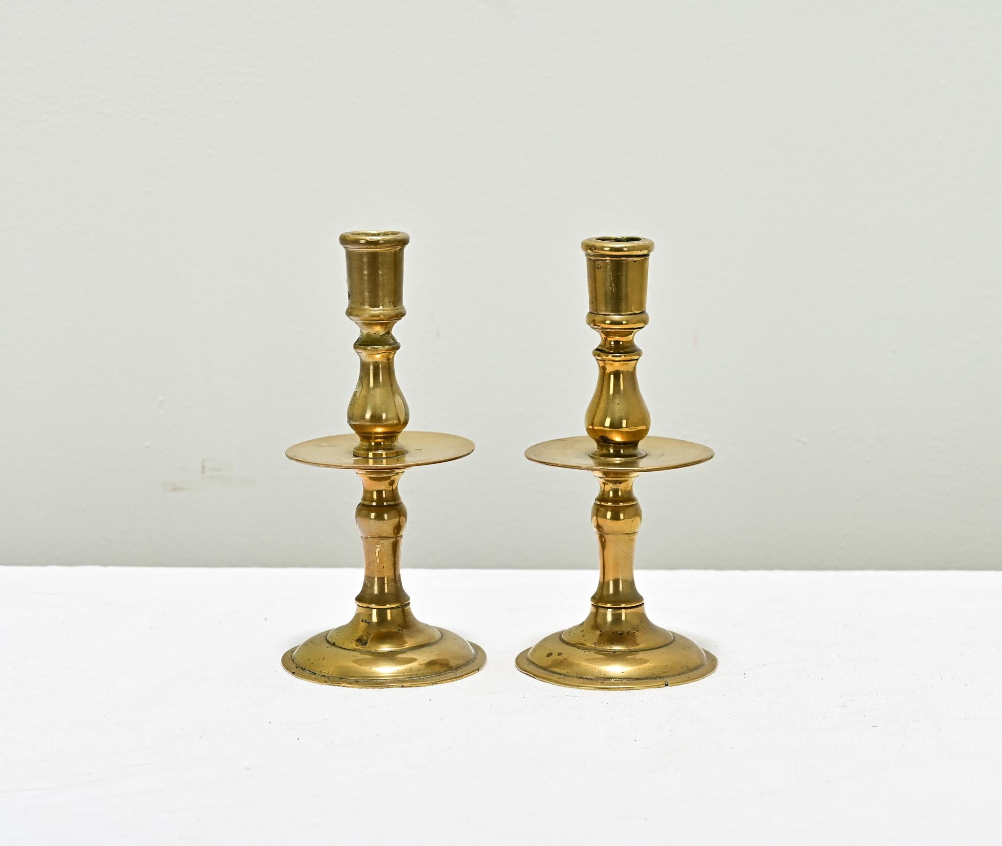 Coppia di candelieri fiamminghi in ottone massiccio del 1700. Questa coppia di candelieri è rimasta insieme per oltre 300 anni. È presente una patina coerente con l'età e l'uso. Guarda le immagini dettagliate per vedere le condizioni attuali. 