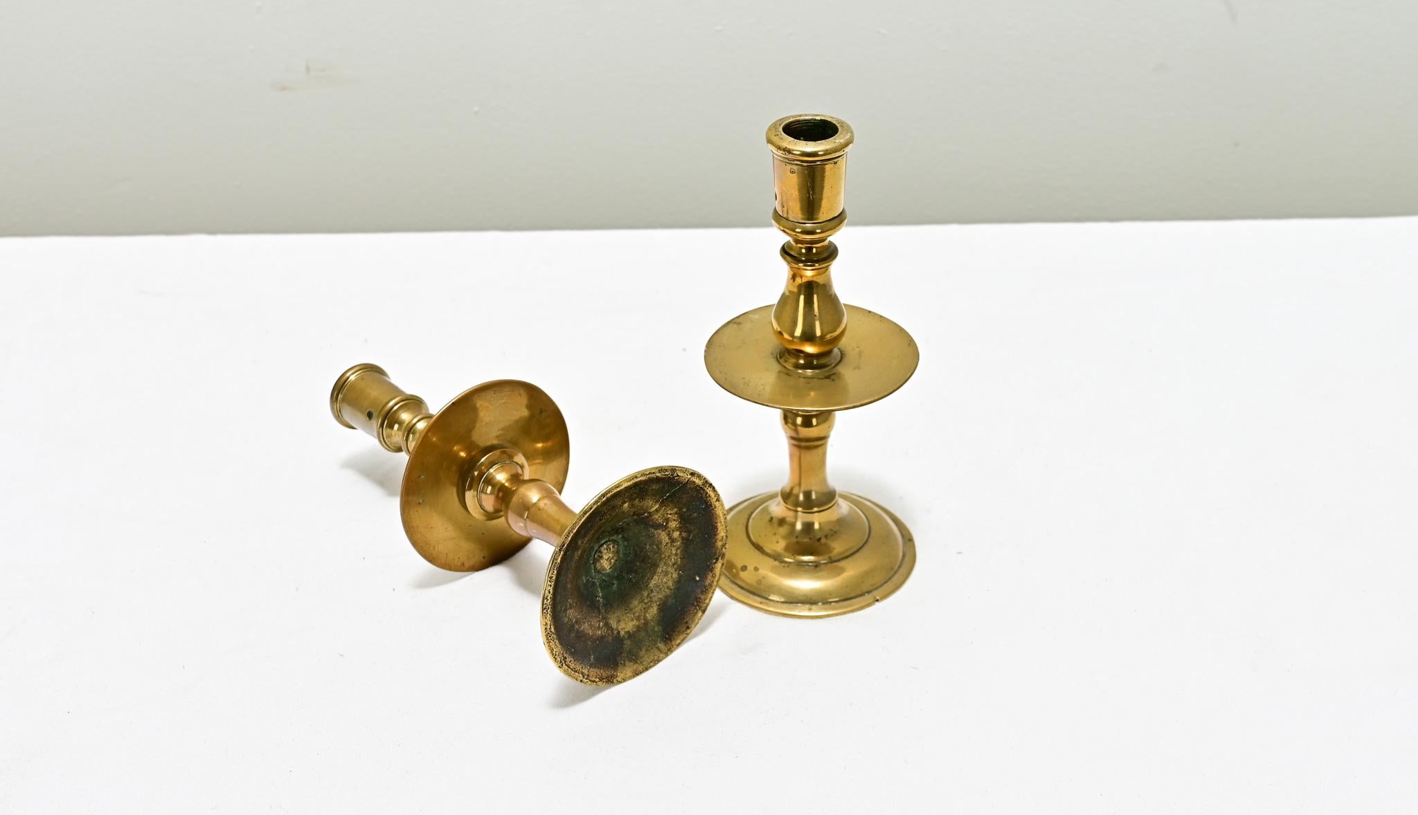 Francese Coppia di candelieri in ottone fiammingo del XVIII secolo in vendita