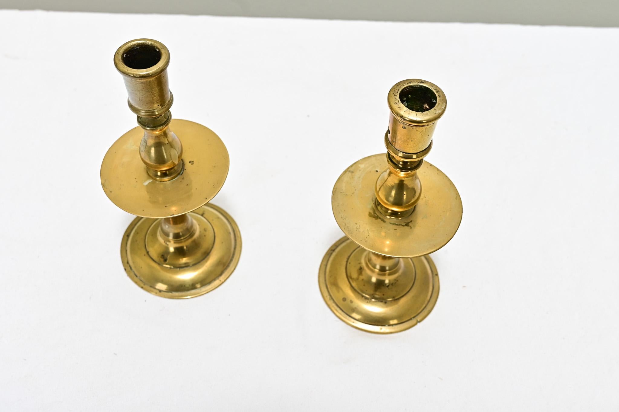 Calco Coppia di candelieri in ottone fiammingo del XVIII secolo in vendita