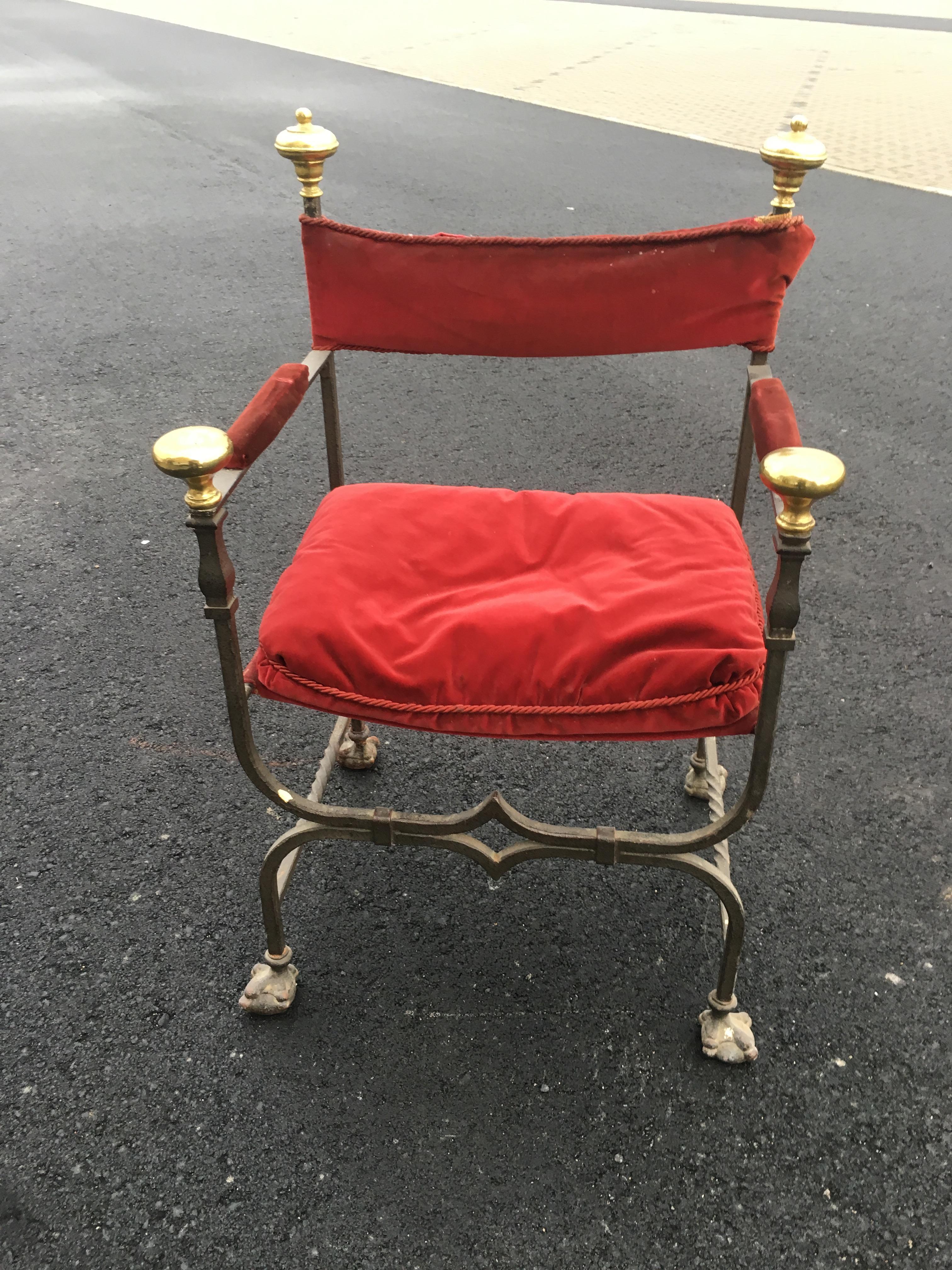3 poltrone fiamminghe a curule in ferro, ottone e velluto, circa 1900 in vendita 1