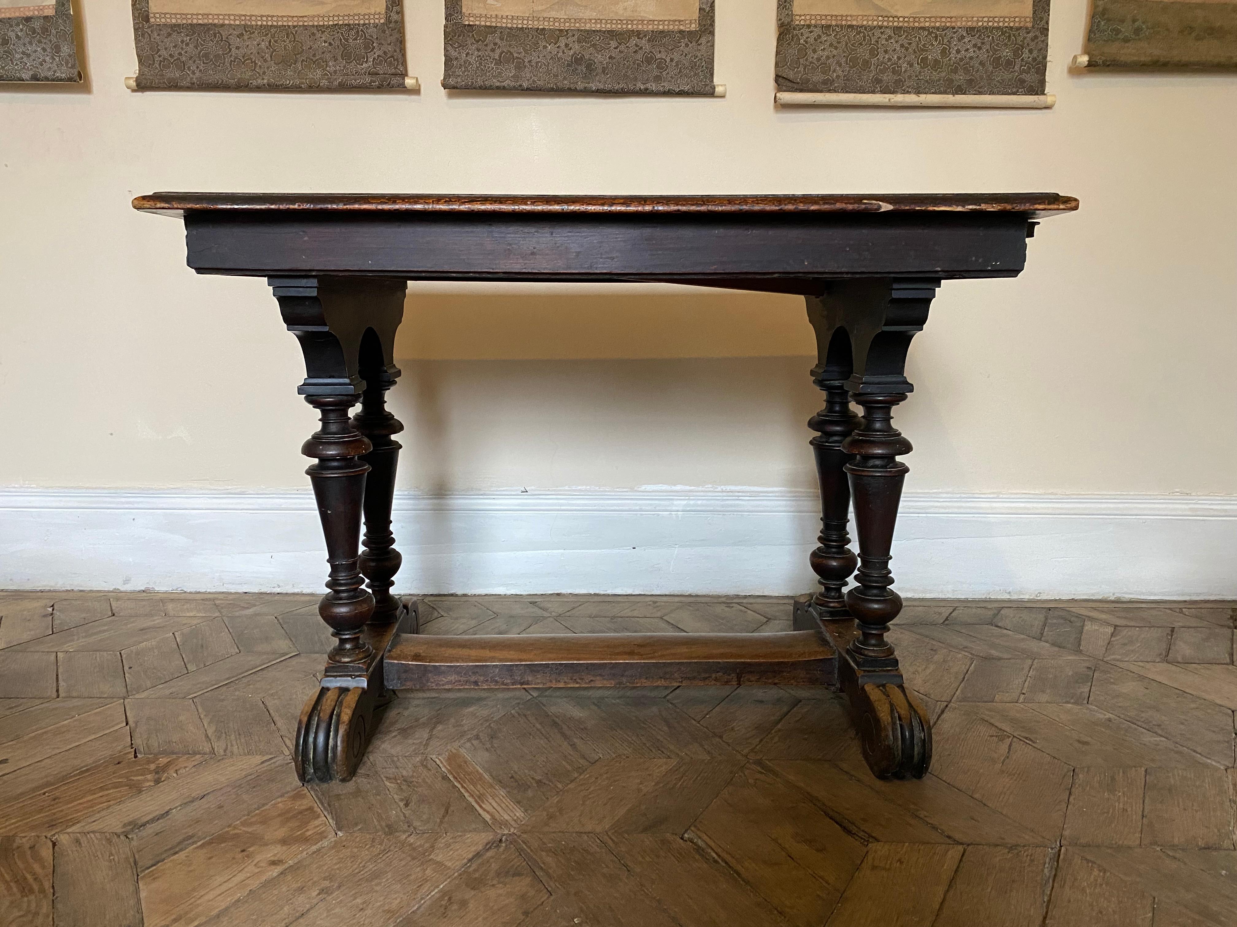 Rare et belle paire de tables d'estaminet de la fin du XVIIIe siècle. Belle patine foncée, les pieds sont sculptés en balustre et reliés par une entretoise en forme de H. 
Ce type de table était présent dans les estaminet, lieux situés dans le nord